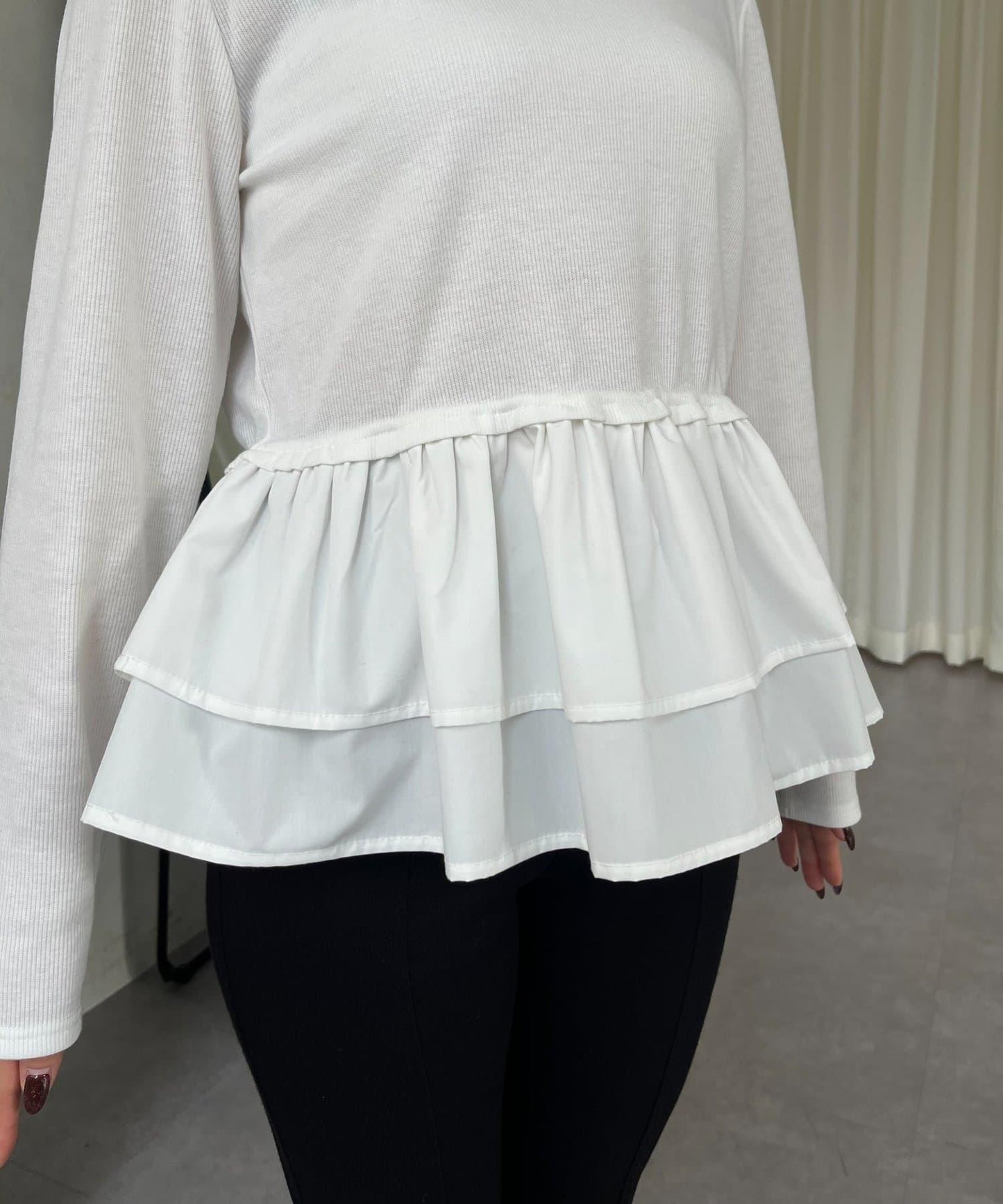 【MOMO】下襬荷葉拼接上衣