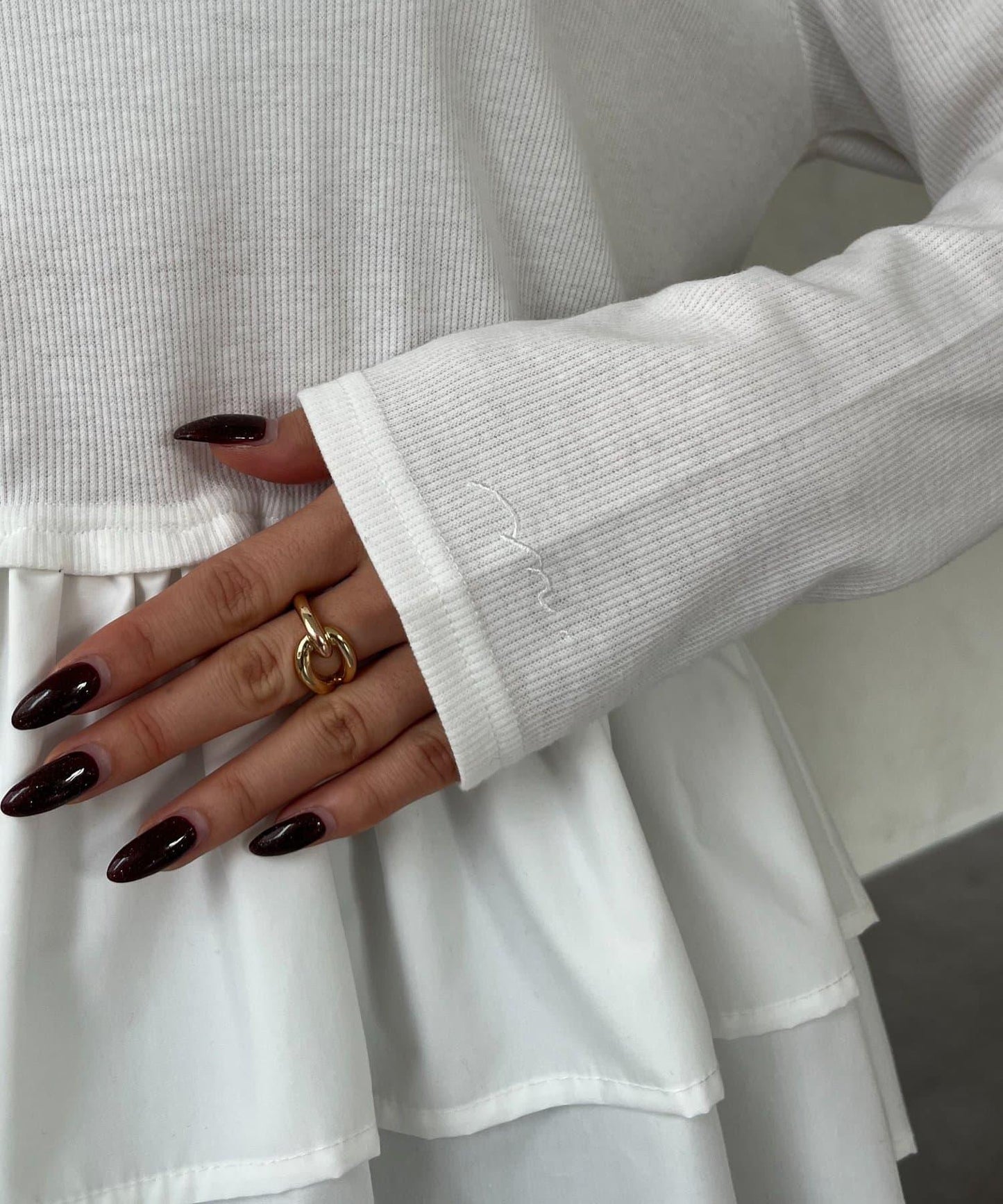 【MOMO】下襬荷葉拼接上衣