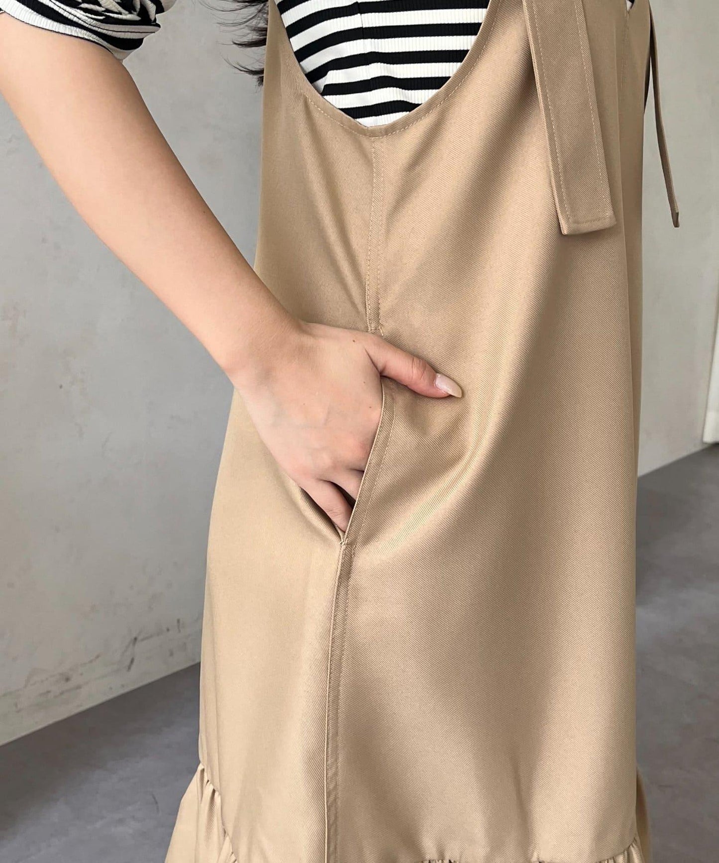 下襬荷葉邊 V領 背心裙