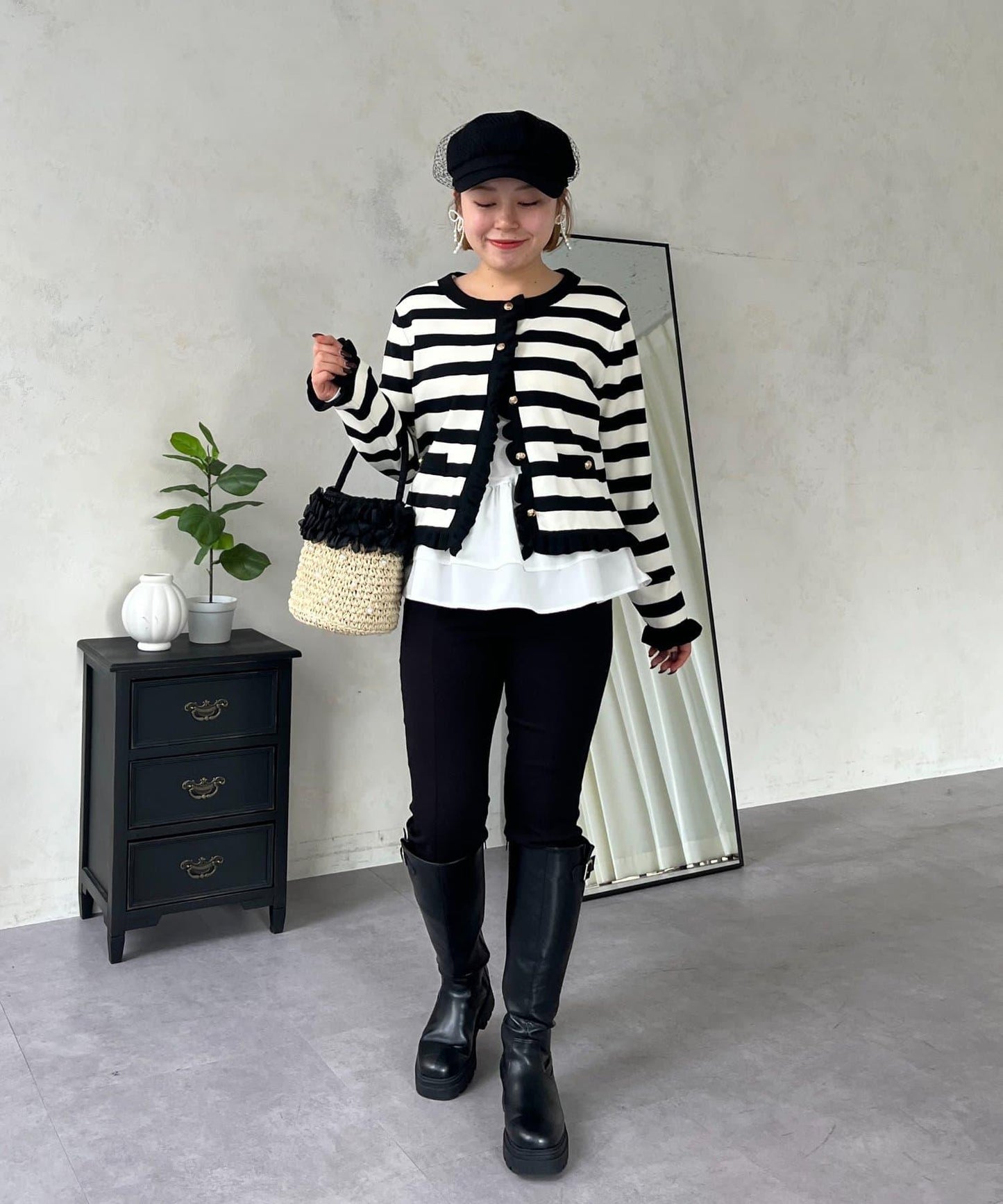 【MOMO】下襬荷葉拼接上衣