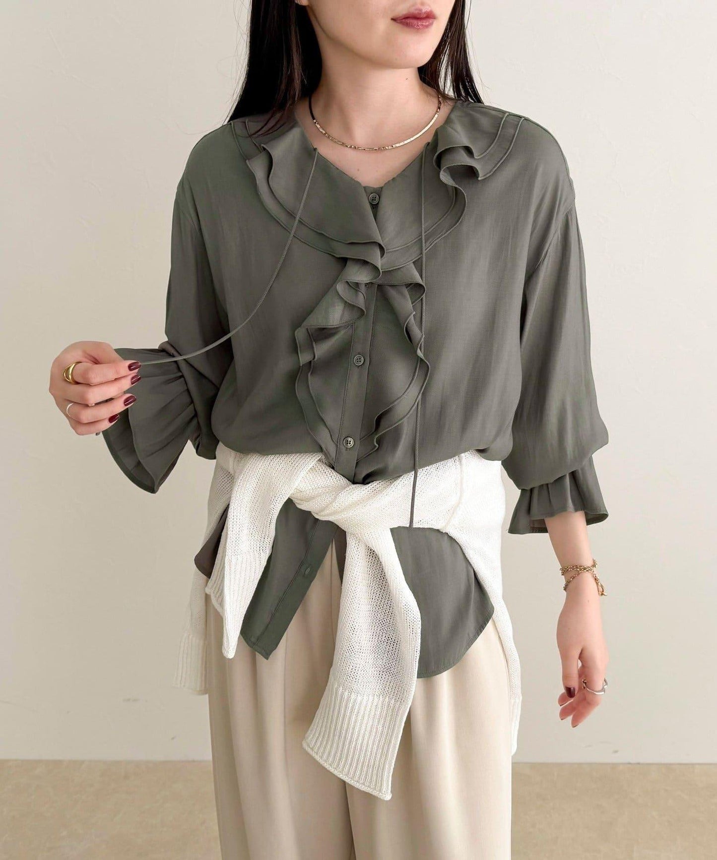 豐盈荷葉邊前開襟襯衫