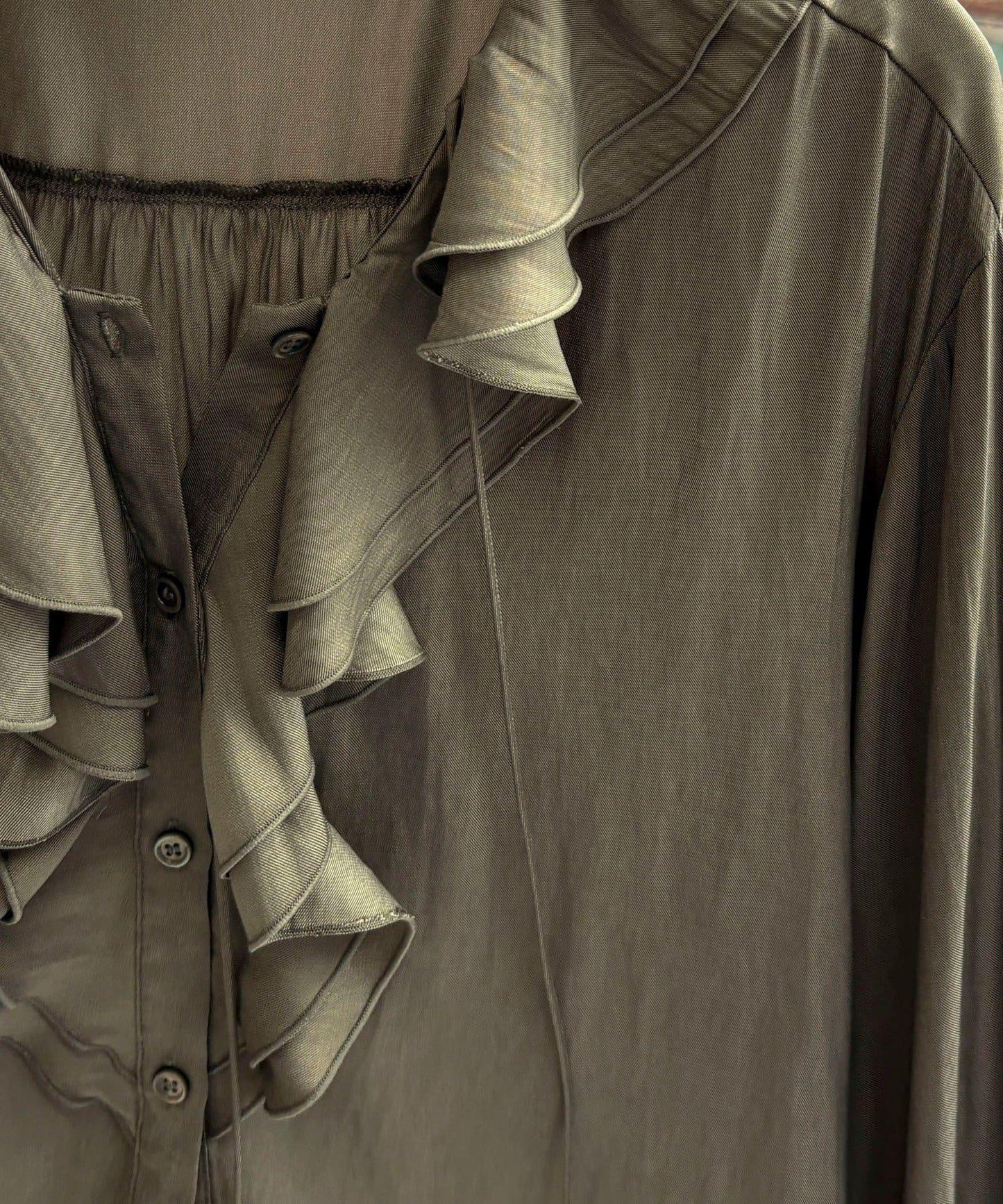 豐盈荷葉邊前開襟襯衫