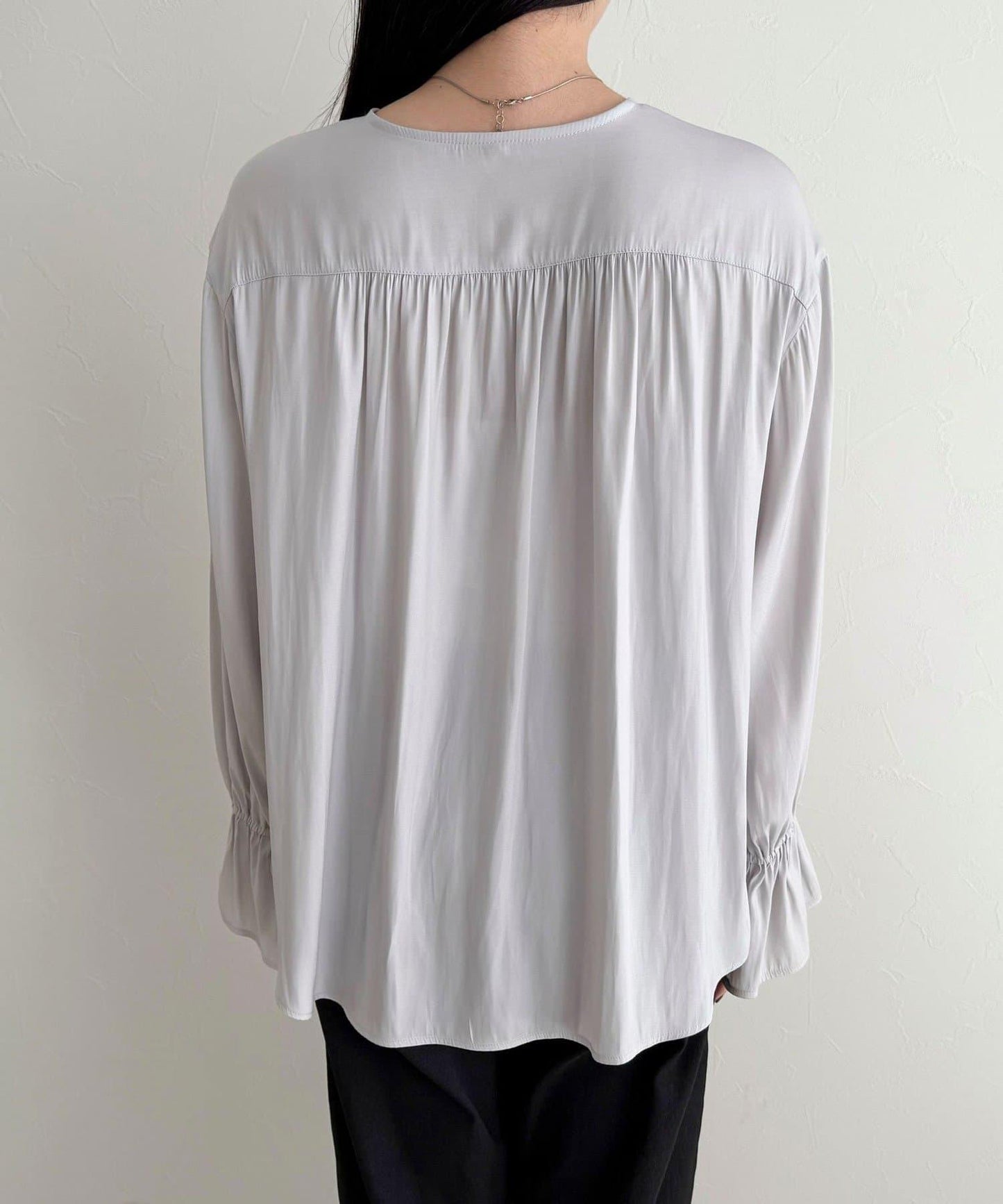 豐盈荷葉邊前開襟襯衫