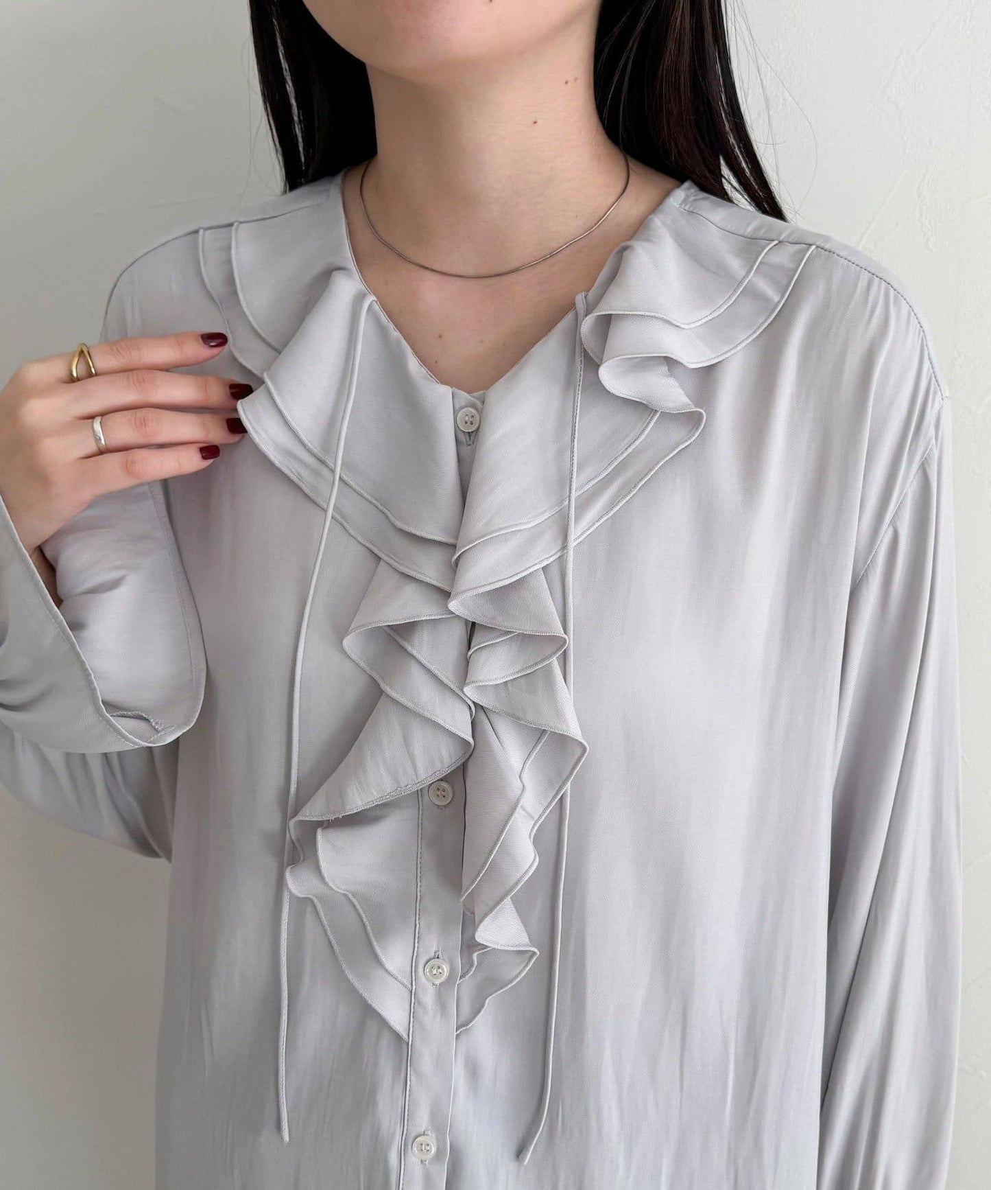 豐盈荷葉邊前開襟襯衫