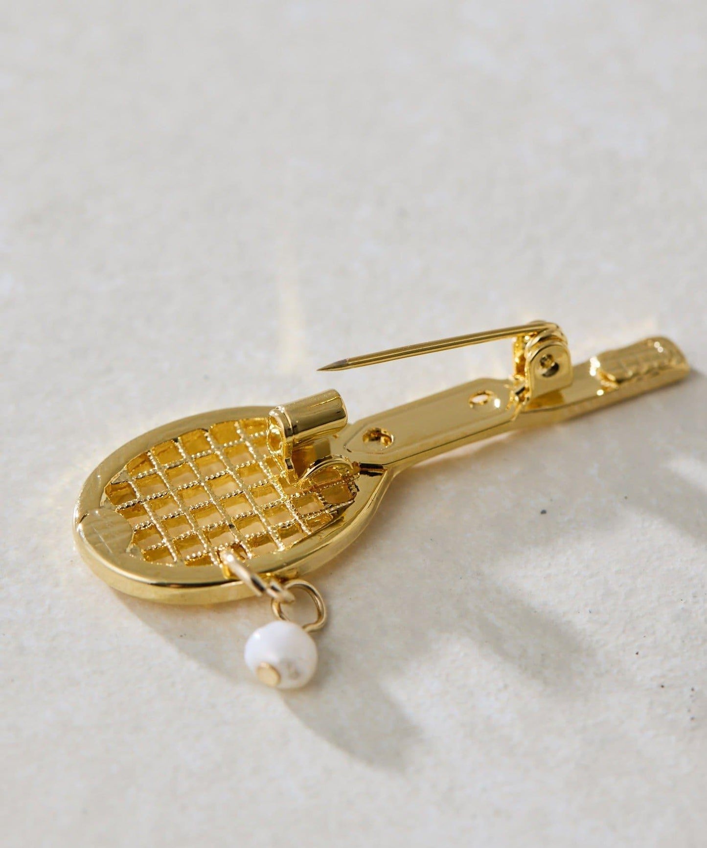 網球拍造型胸針（《&一部店舗限定》）