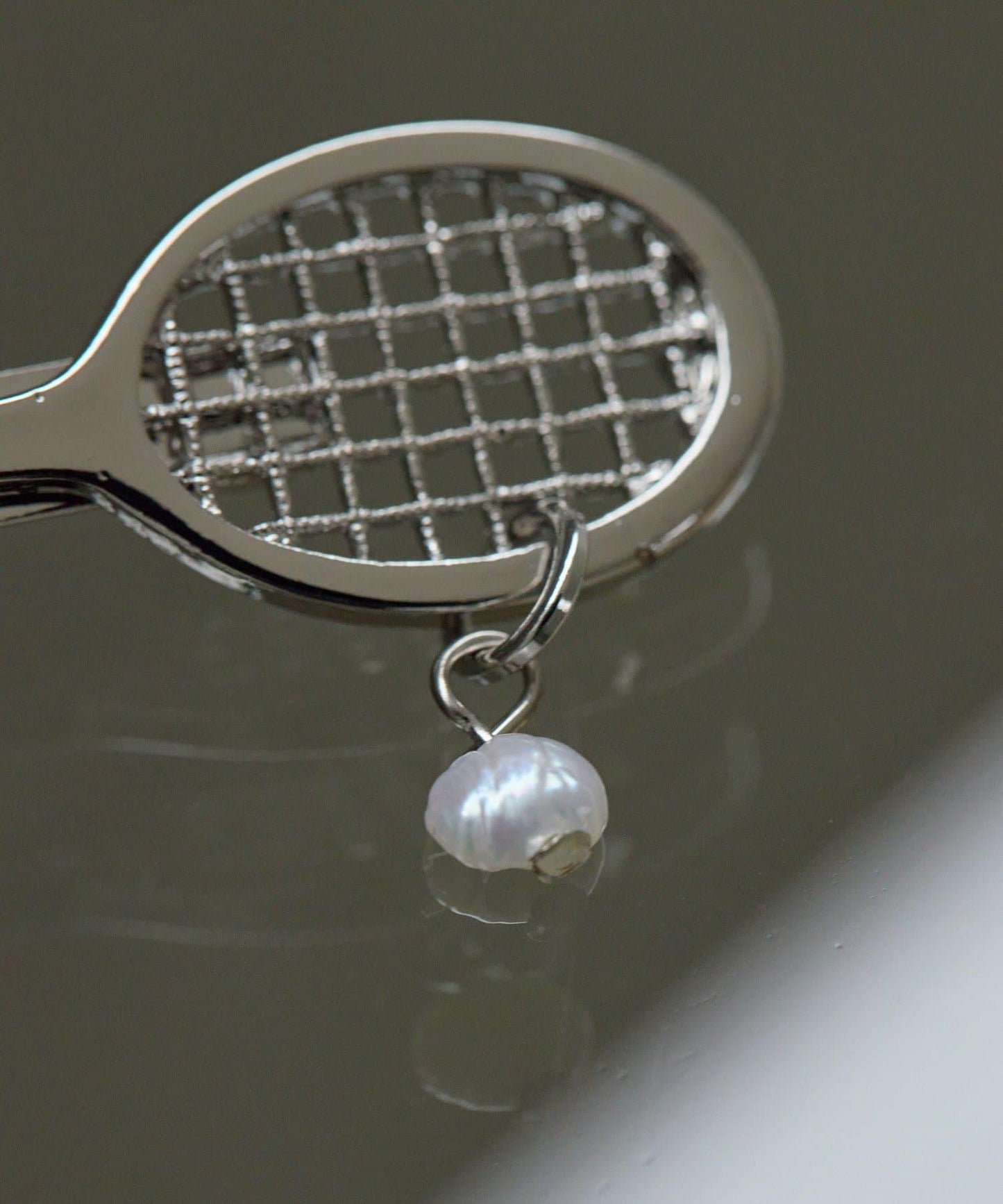 網球拍造型胸針（《&一部店舗限定》）