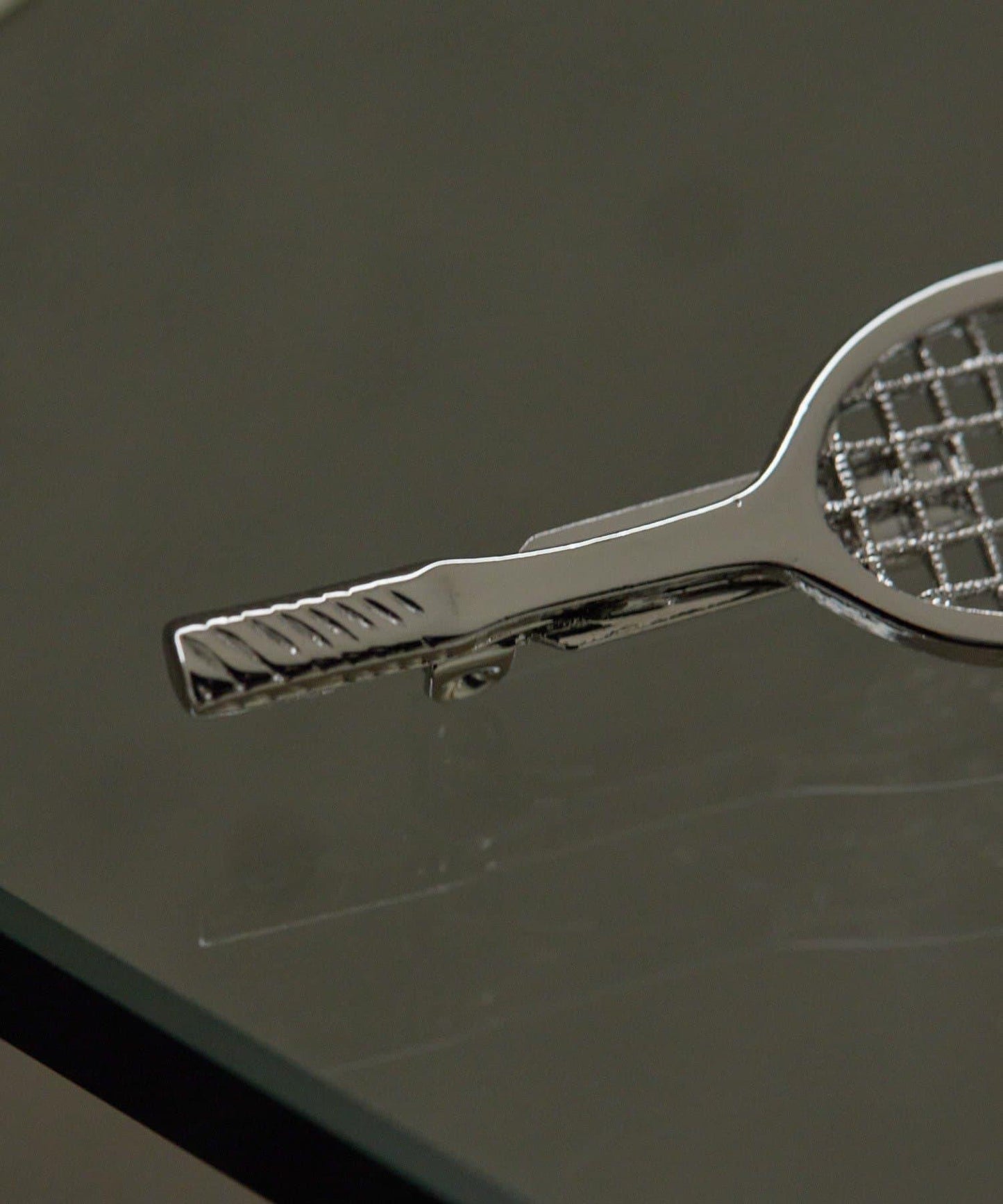 網球拍造型胸針（《&一部店舗限定》）