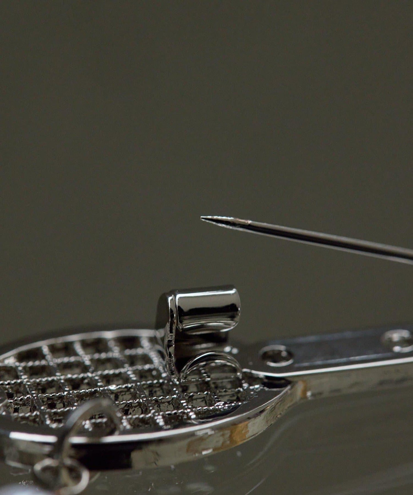 網球拍造型胸針（《&一部店舗限定》）