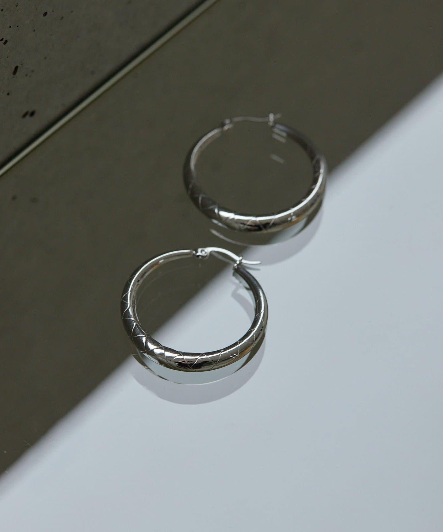 《金屬アレルギー対応/ステンレス》 圖案裝飾 圈式 耳環