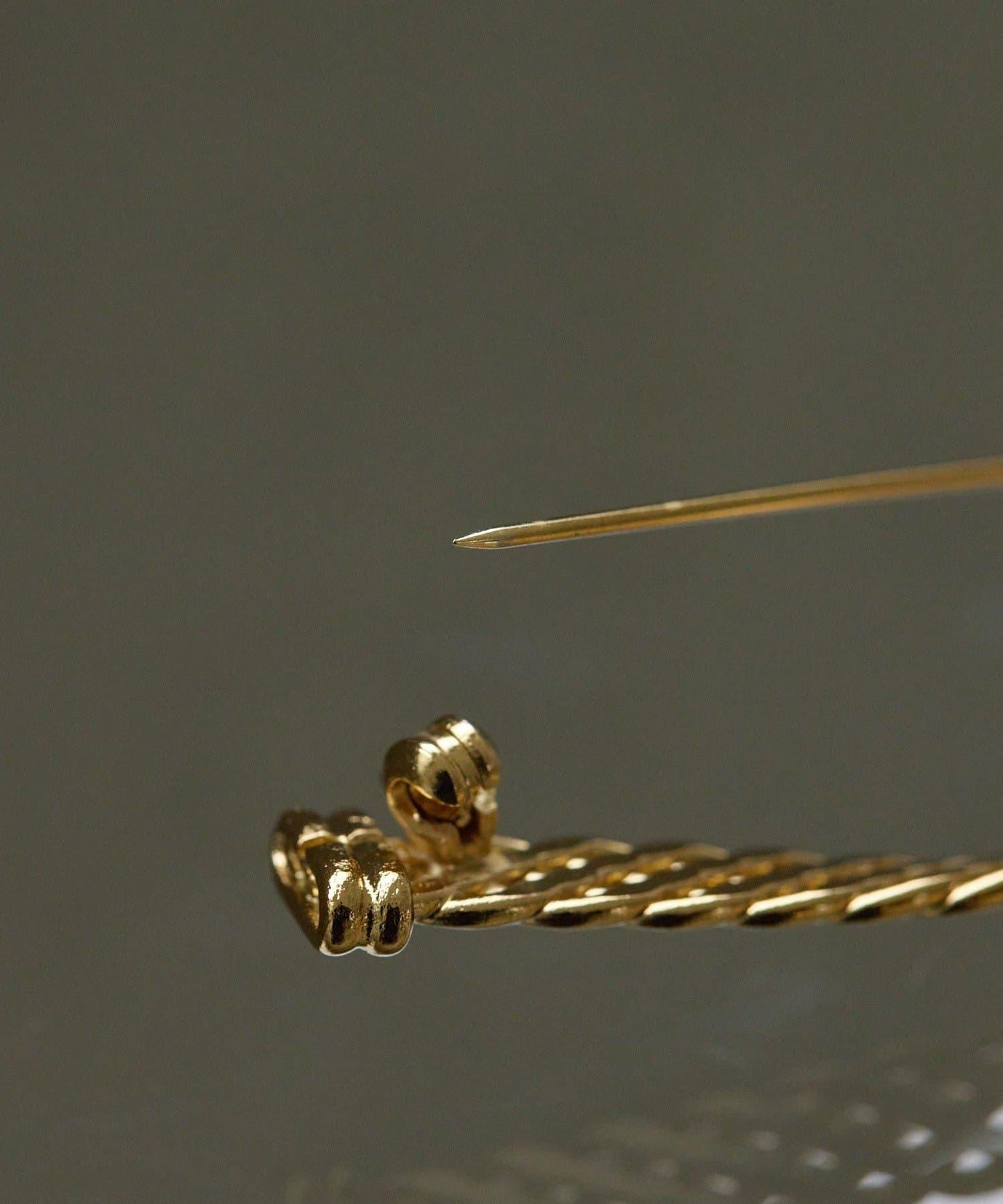 網紗蝴蝶結交叉設計 胸針