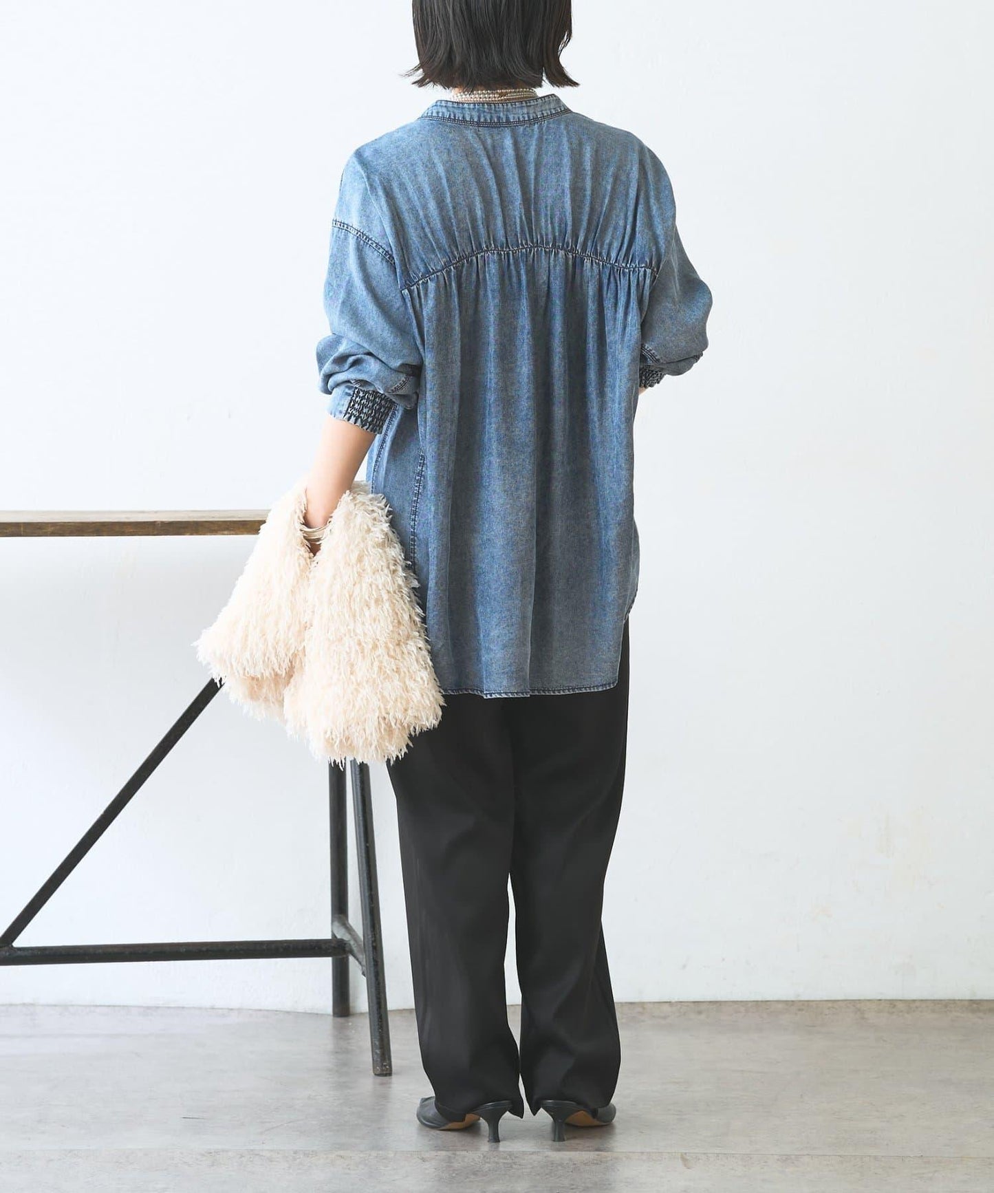 後褶設計 牛仔襯衫