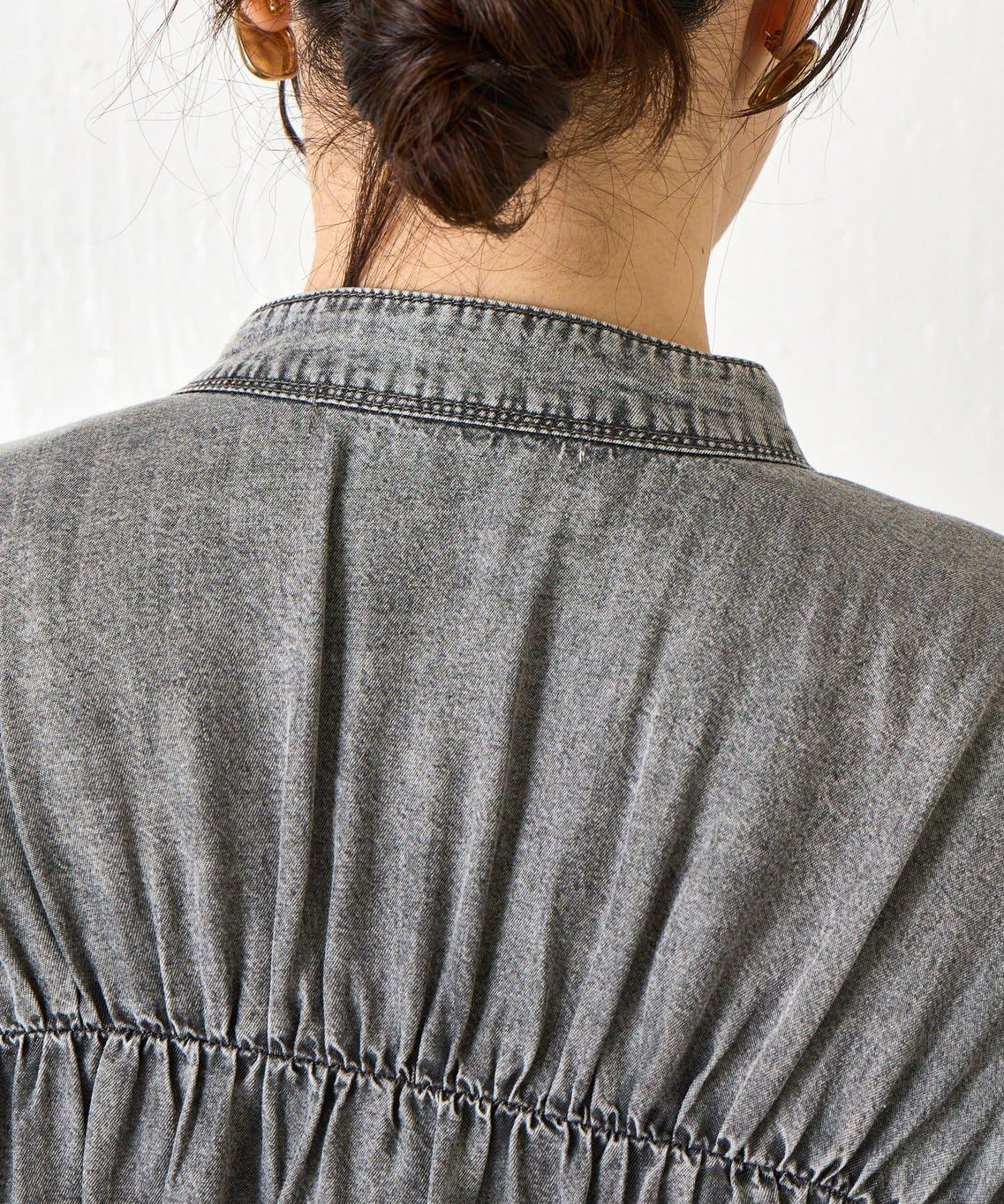 後褶設計 牛仔襯衫