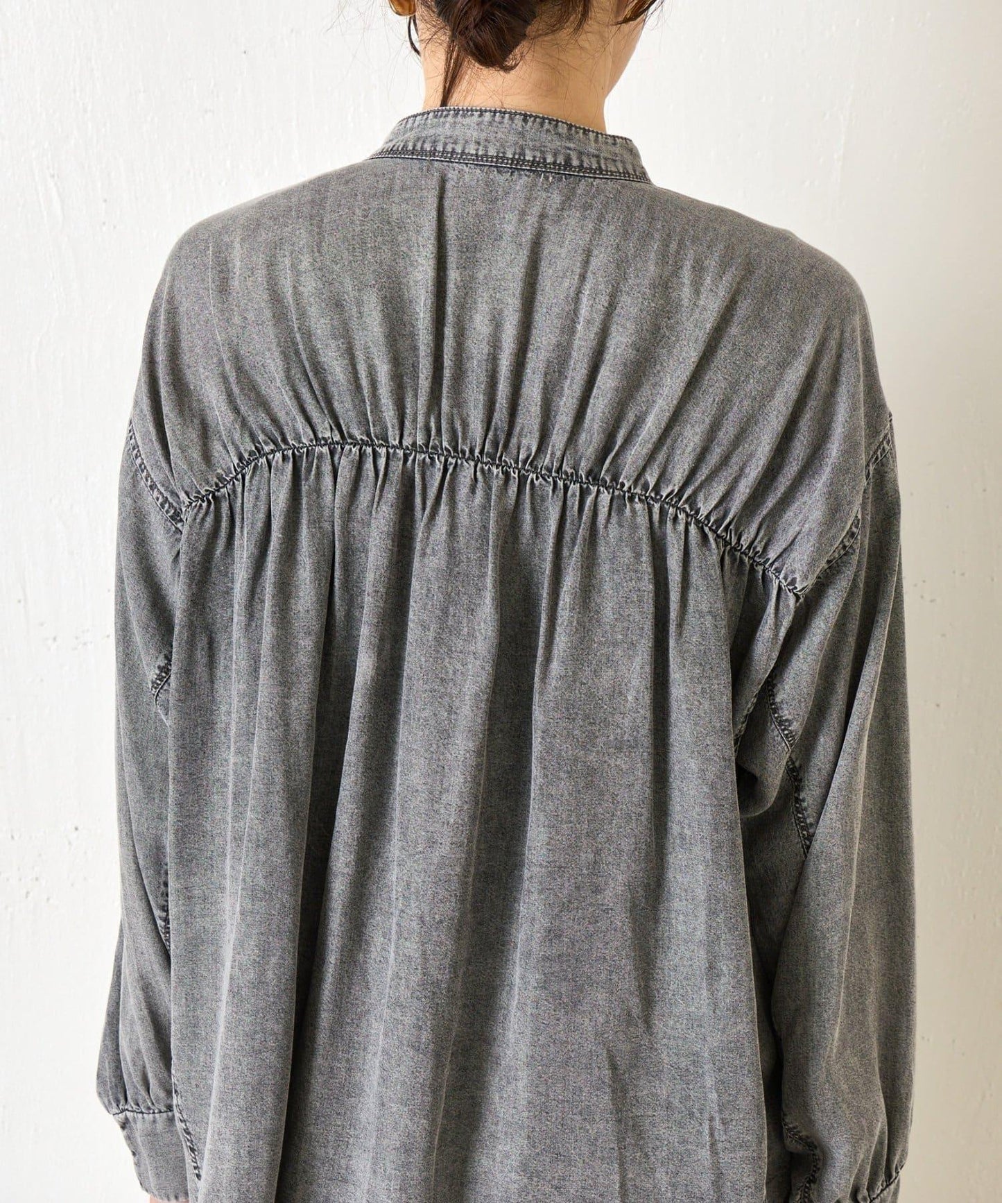 後褶設計 牛仔襯衫