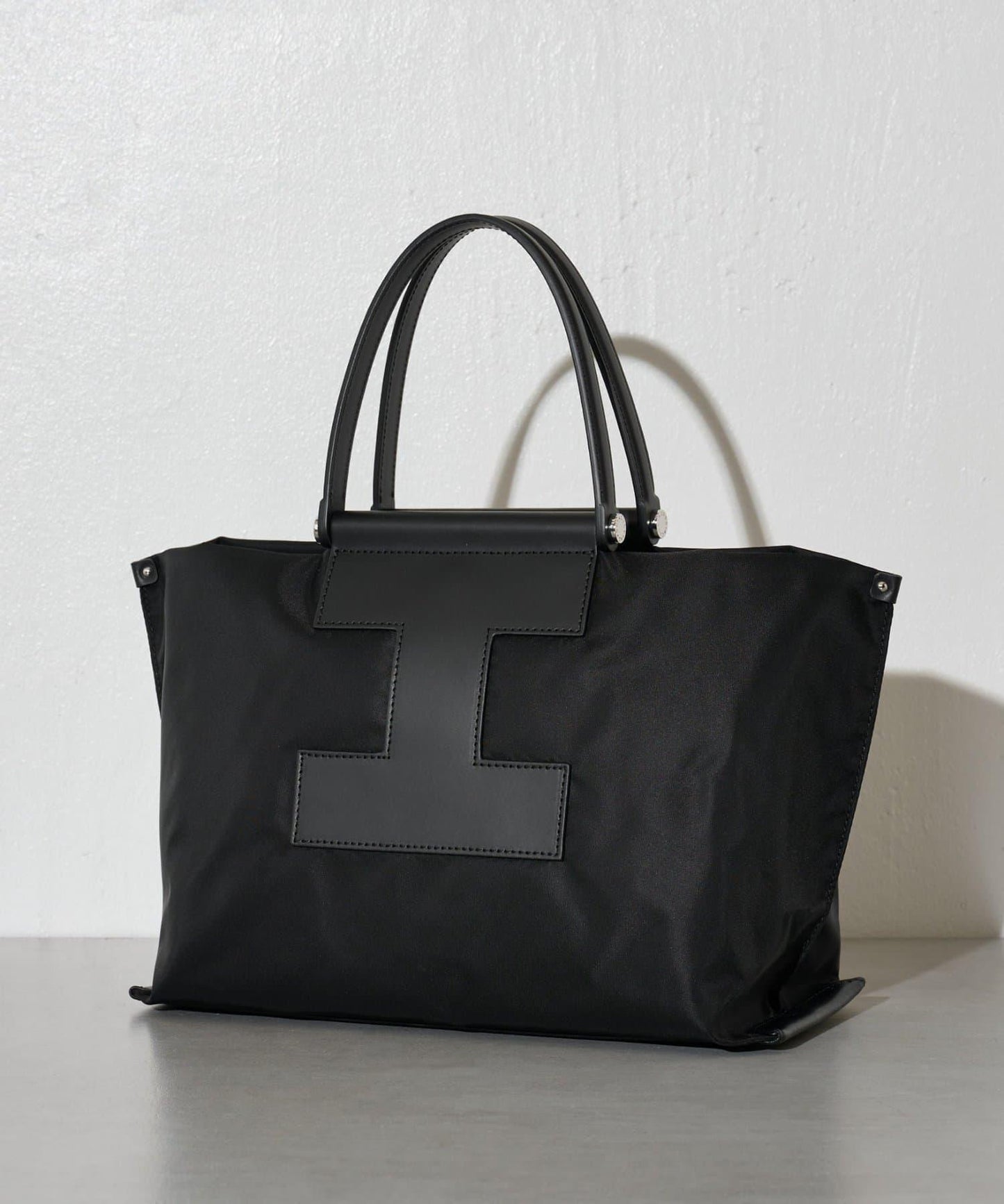 ソルベット、M、NYLON/RUGA 中沒有出現可識別的“子品類”（如包、錢包、揹包等），而規則禁止擅自補充未給出的信息。因此只能忠實保留原有內容，不添加不存在的品類詞。 最終輸出如下： ソルベット M NYLON/RUGA