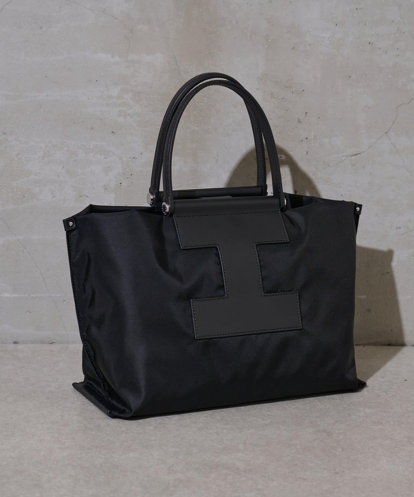 ソルベット、M、NYLON/RUGA 中沒有出現可識別的“子品類”（如包、錢包、揹包等），而規則禁止擅自補充未給出的信息。因此只能忠實保留原有內容，不添加不存在的品類詞。 最終輸出如下： ソルベット M NYLON/RUGA