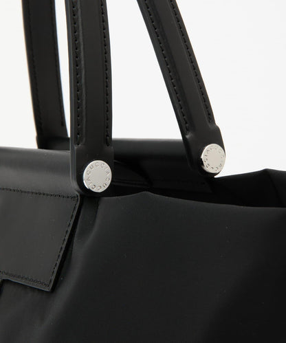 ソルベット、M、NYLON/RUGA 中沒有出現可識別的“子品類”（如包、錢包、揹包等），而規則禁止擅自補充未給出的信息。因此只能忠實保留原有內容，不添加不存在的品類詞。 最終輸出如下： ソルベット M NYLON/RUGA