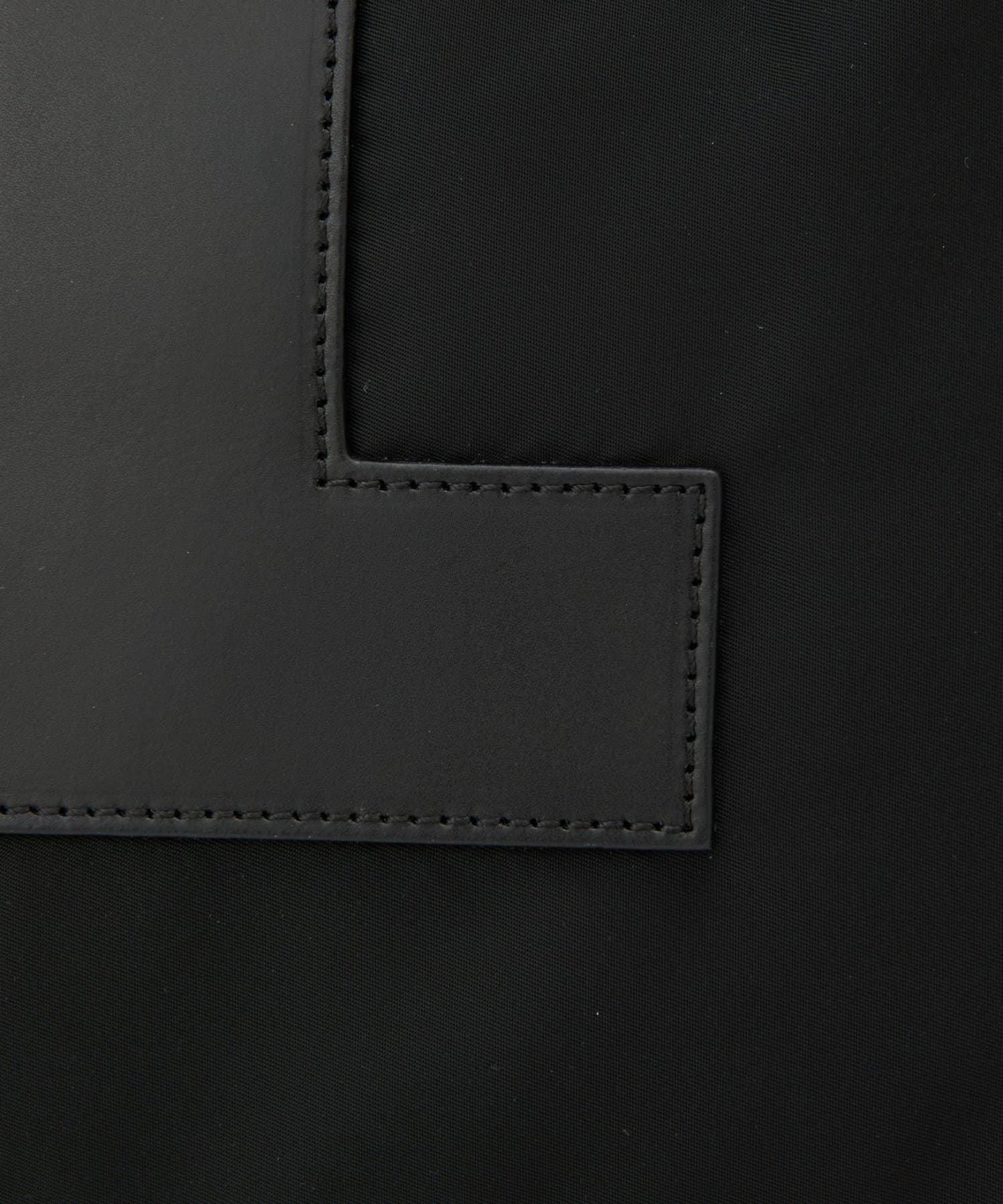 ソルベット、M、NYLON/RUGA 中沒有出現可識別的“子品類”（如包、錢包、揹包等），而規則禁止擅自補充未給出的信息。因此只能忠實保留原有內容，不添加不存在的品類詞。 最終輸出如下： ソルベット M NYLON/RUGA