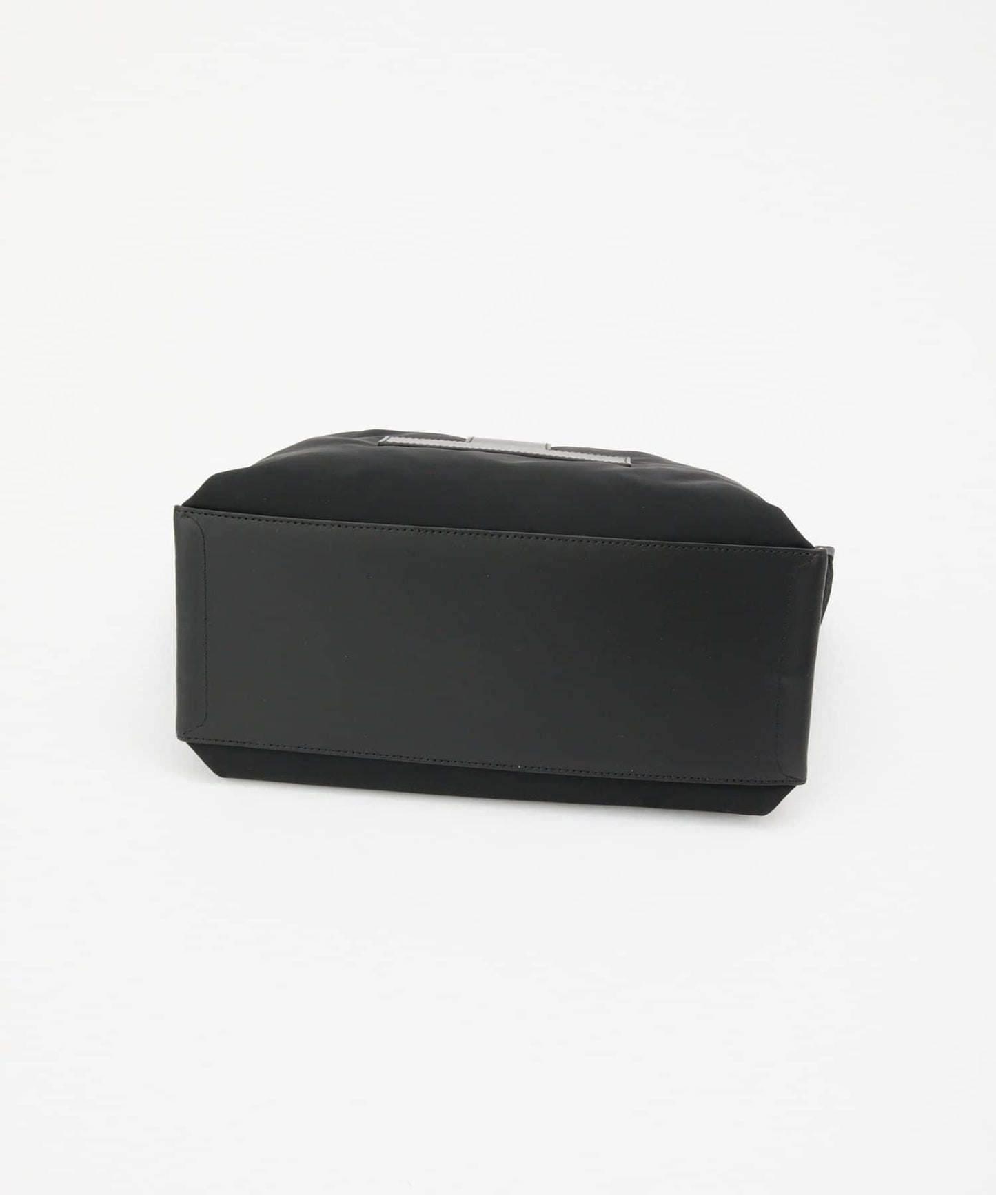 ソルベット、M、NYLON/RUGA 中沒有出現可識別的“子品類”（如包、錢包、揹包等），而規則禁止擅自補充未給出的信息。因此只能忠實保留原有內容，不添加不存在的品類詞。 最終輸出如下： ソルベット M NYLON/RUGA