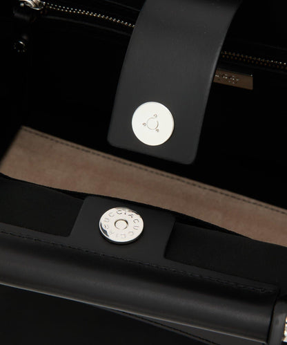 ソルベット、M、NYLON/RUGA 中沒有出現可識別的“子品類”（如包、錢包、揹包等），而規則禁止擅自補充未給出的信息。因此只能忠實保留原有內容，不添加不存在的品類詞。 最終輸出如下： ソルベット M NYLON/RUGA