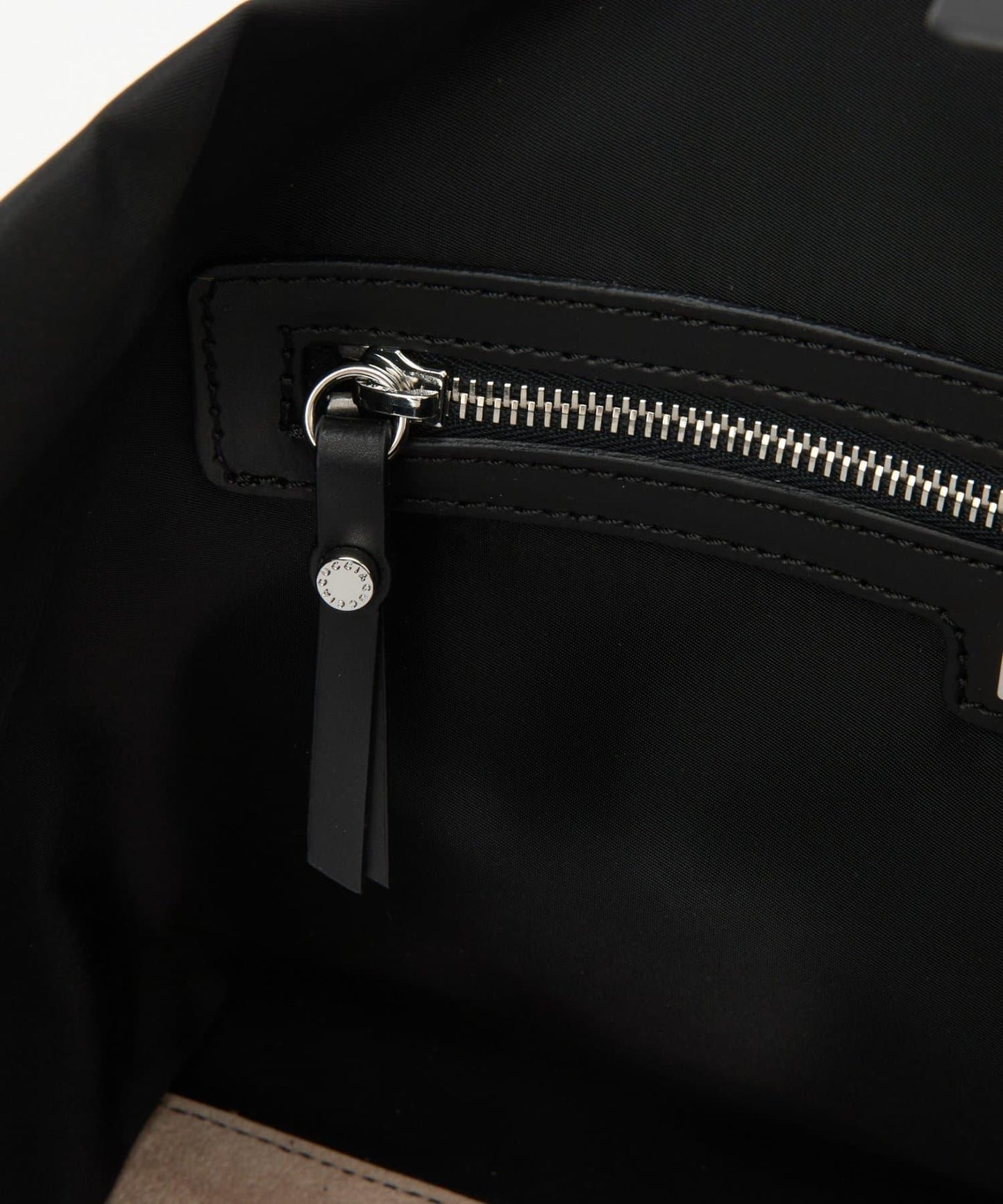 ソルベット、M、NYLON/RUGA 中沒有出現可識別的“子品類”（如包、錢包、揹包等），而規則禁止擅自補充未給出的信息。因此只能忠實保留原有內容，不添加不存在的品類詞。 最終輸出如下： ソルベット M NYLON/RUGA