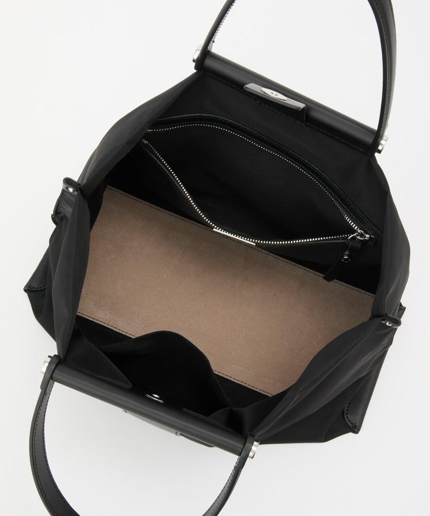 ソルベット、M、NYLON/RUGA 中沒有出現可識別的“子品類”（如包、錢包、揹包等），而規則禁止擅自補充未給出的信息。因此只能忠實保留原有內容，不添加不存在的品類詞。 最終輸出如下： ソルベット M NYLON/RUGA