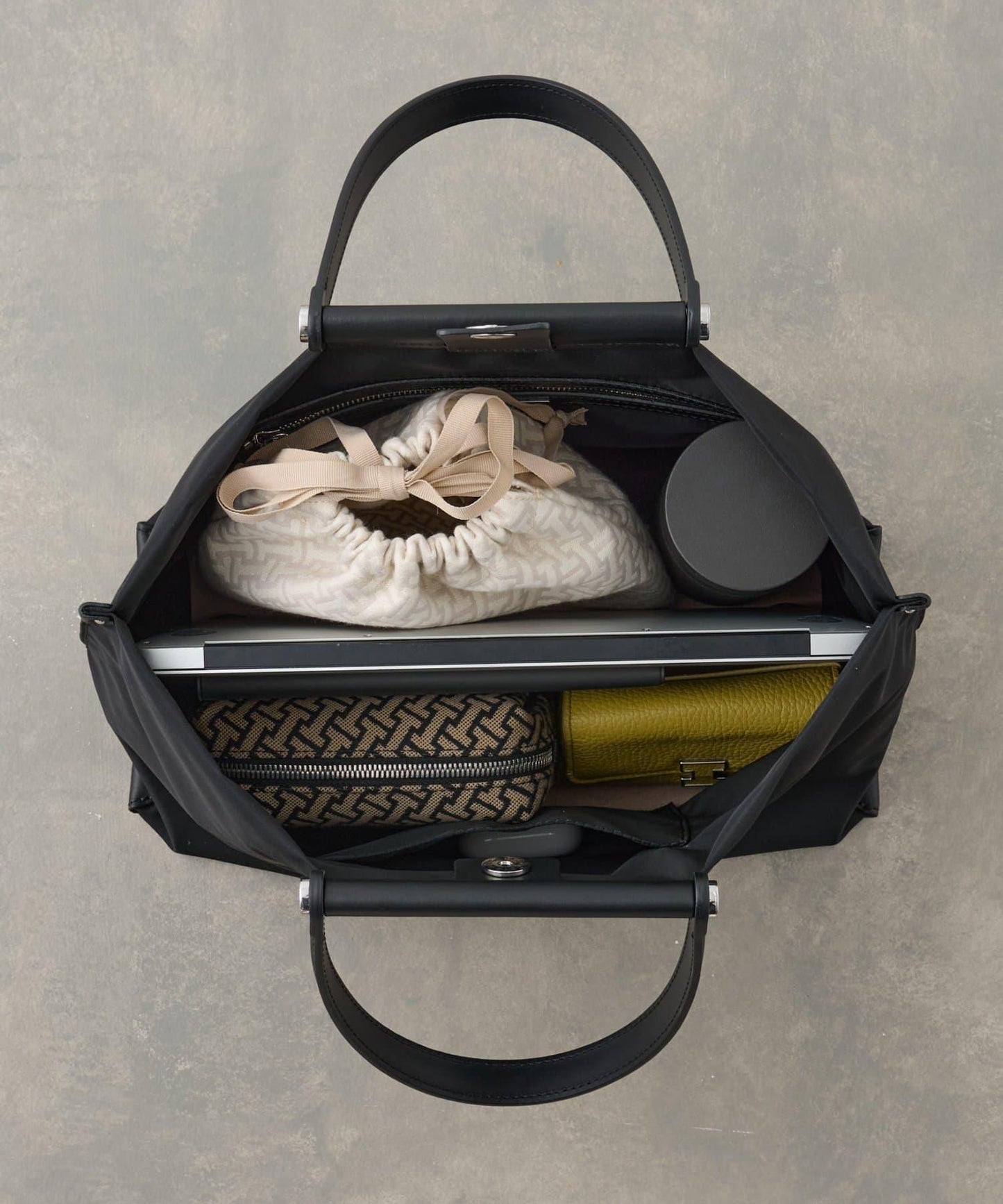 ソルベット、M、NYLON/RUGA 中沒有出現可識別的“子品類”（如包、錢包、揹包等），而規則禁止擅自補充未給出的信息。因此只能忠實保留原有內容，不添加不存在的品類詞。 最終輸出如下： ソルベット M NYLON/RUGA