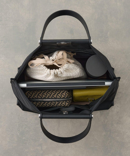 ソルベット、M、NYLON/RUGA 中沒有出現可識別的“子品類”（如包、錢包、揹包等），而規則禁止擅自補充未給出的信息。因此只能忠實保留原有內容，不添加不存在的品類詞。 最終輸出如下： ソルベット M NYLON/RUGA