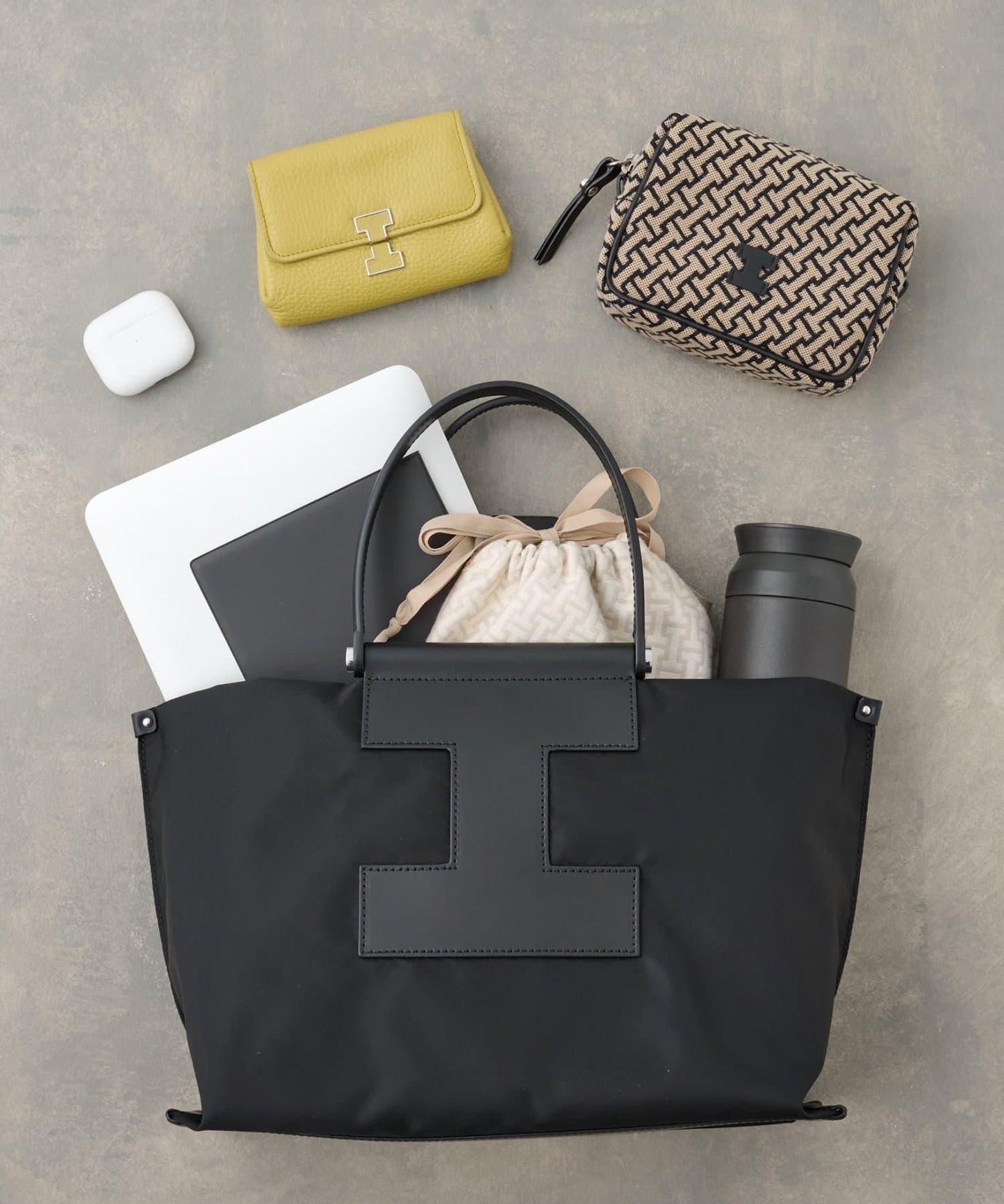 ソルベット、M、NYLON/RUGA 中沒有出現可識別的“子品類”（如包、錢包、揹包等），而規則禁止擅自補充未給出的信息。因此只能忠實保留原有內容，不添加不存在的品類詞。 最終輸出如下： ソルベット M NYLON/RUGA