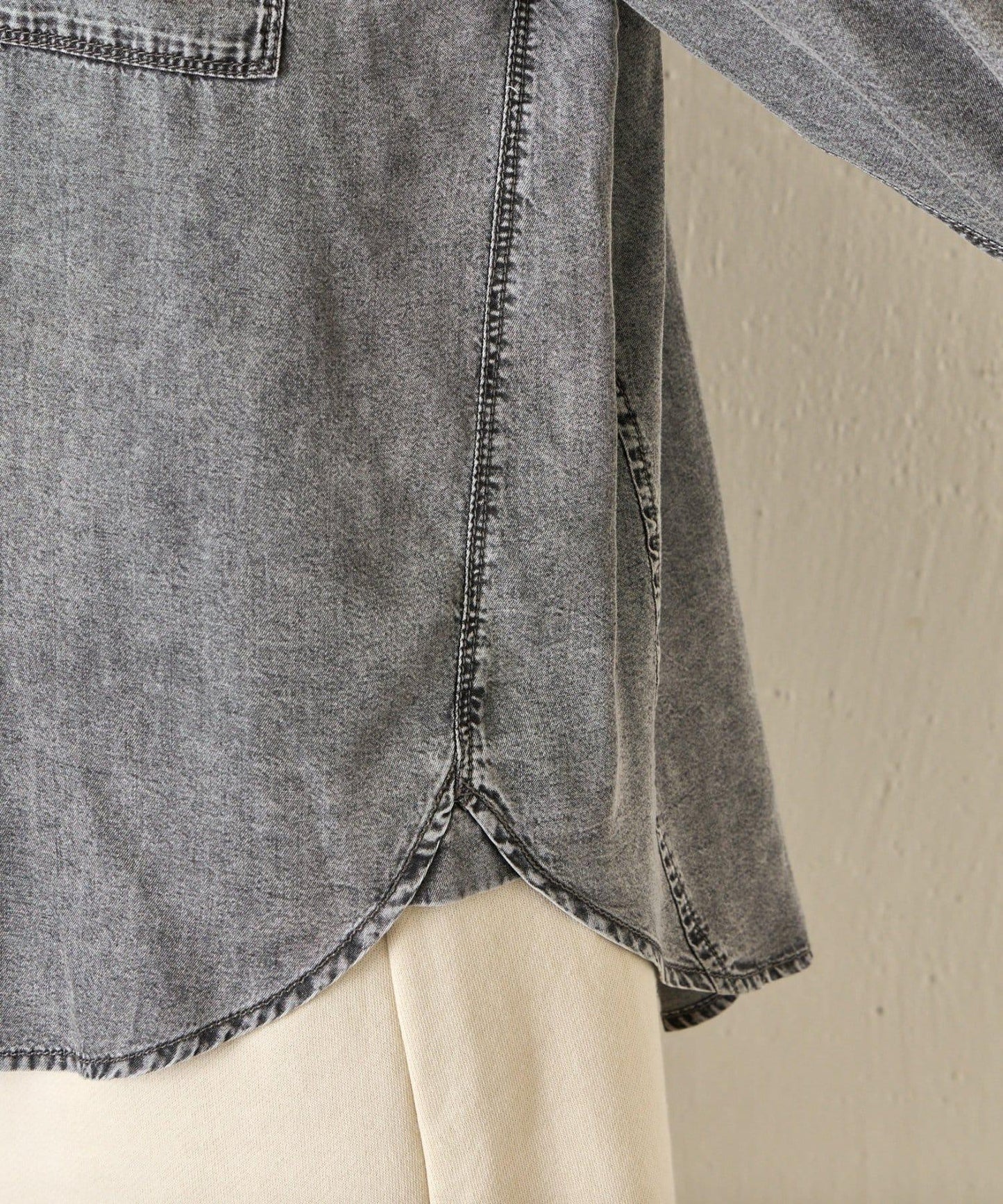 後褶設計 牛仔襯衫