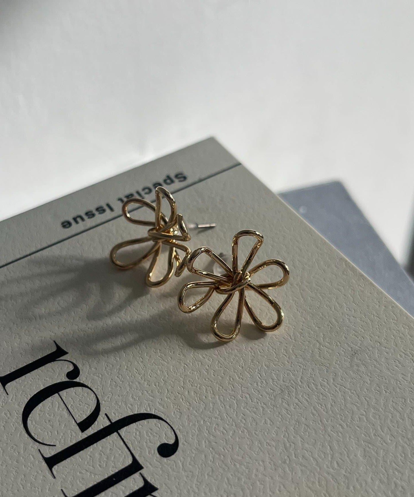 GOLDY 金屬線花造型耳環