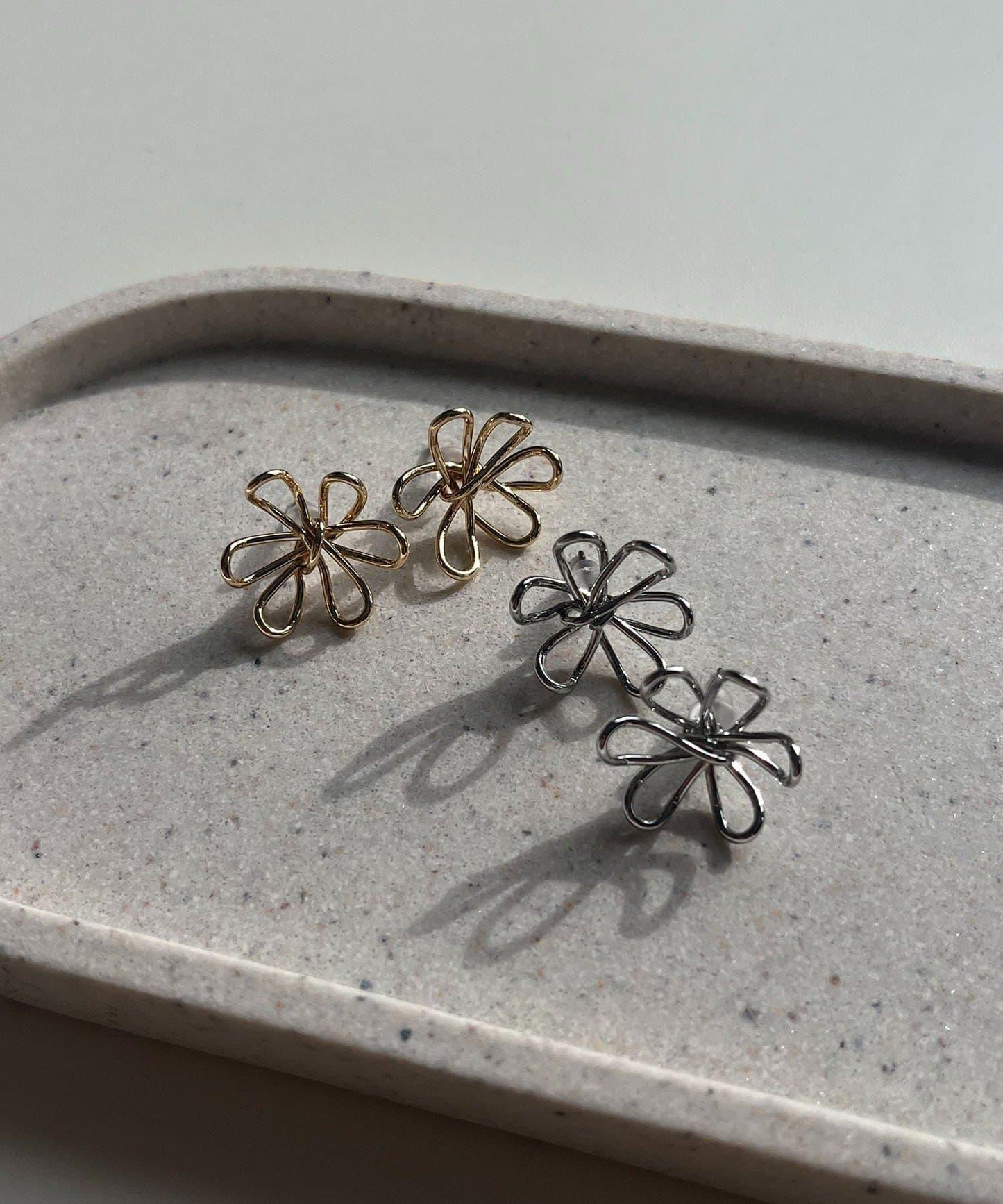 GOLDY 金屬線花造型耳環