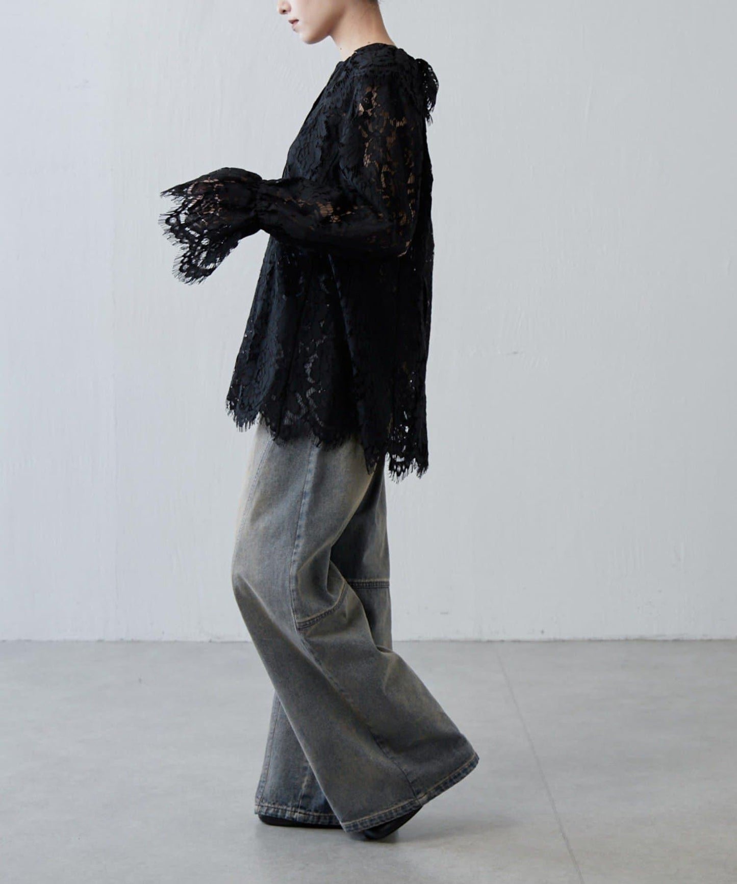 波浪蕾絲 後背開口 襯衫