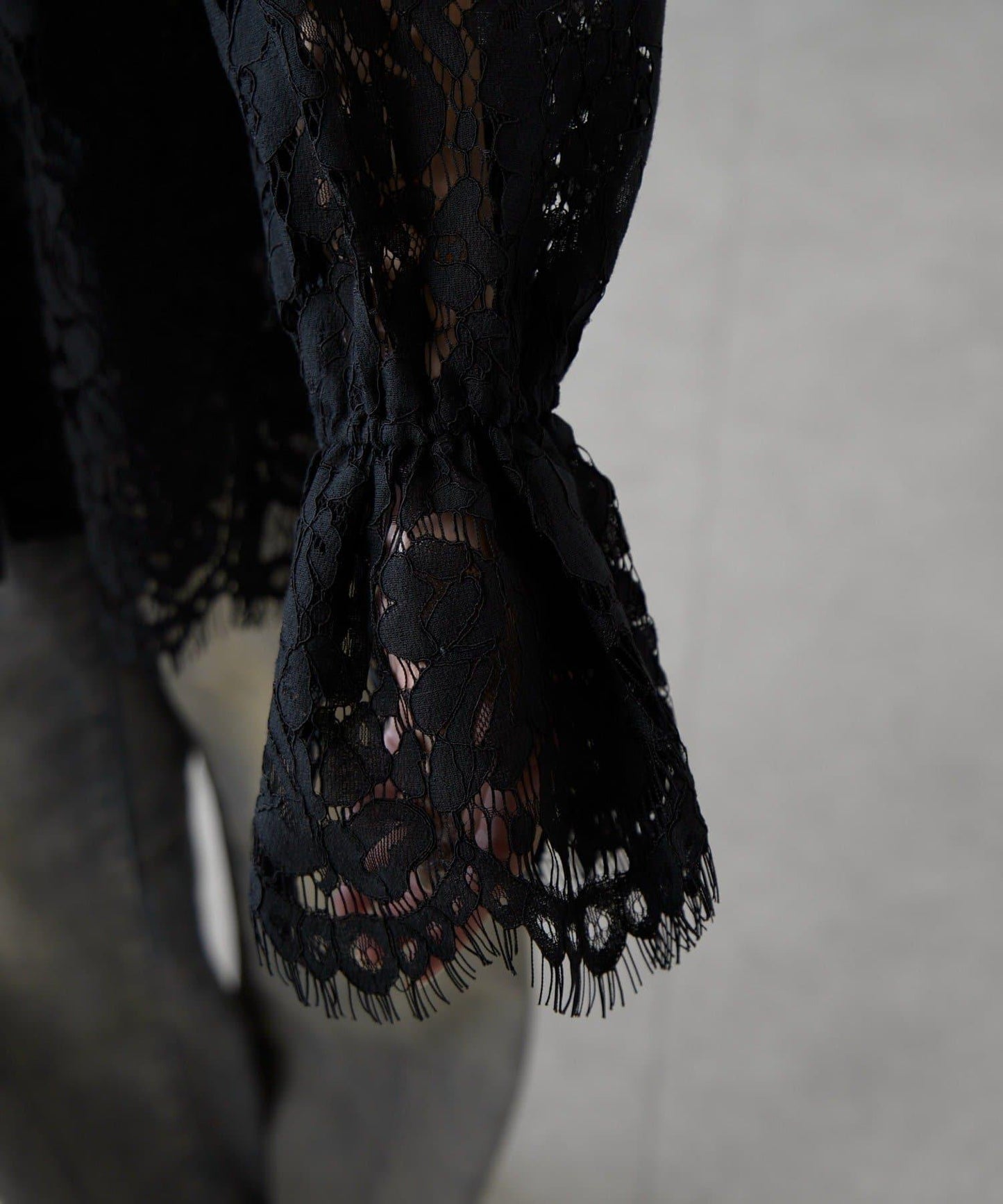 波浪蕾絲 後背開口 襯衫