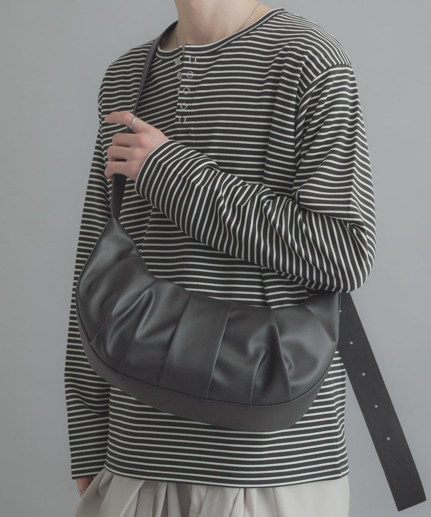 半月造型褶飾單肩包