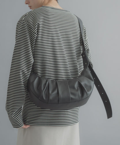 半月造型褶飾單肩包