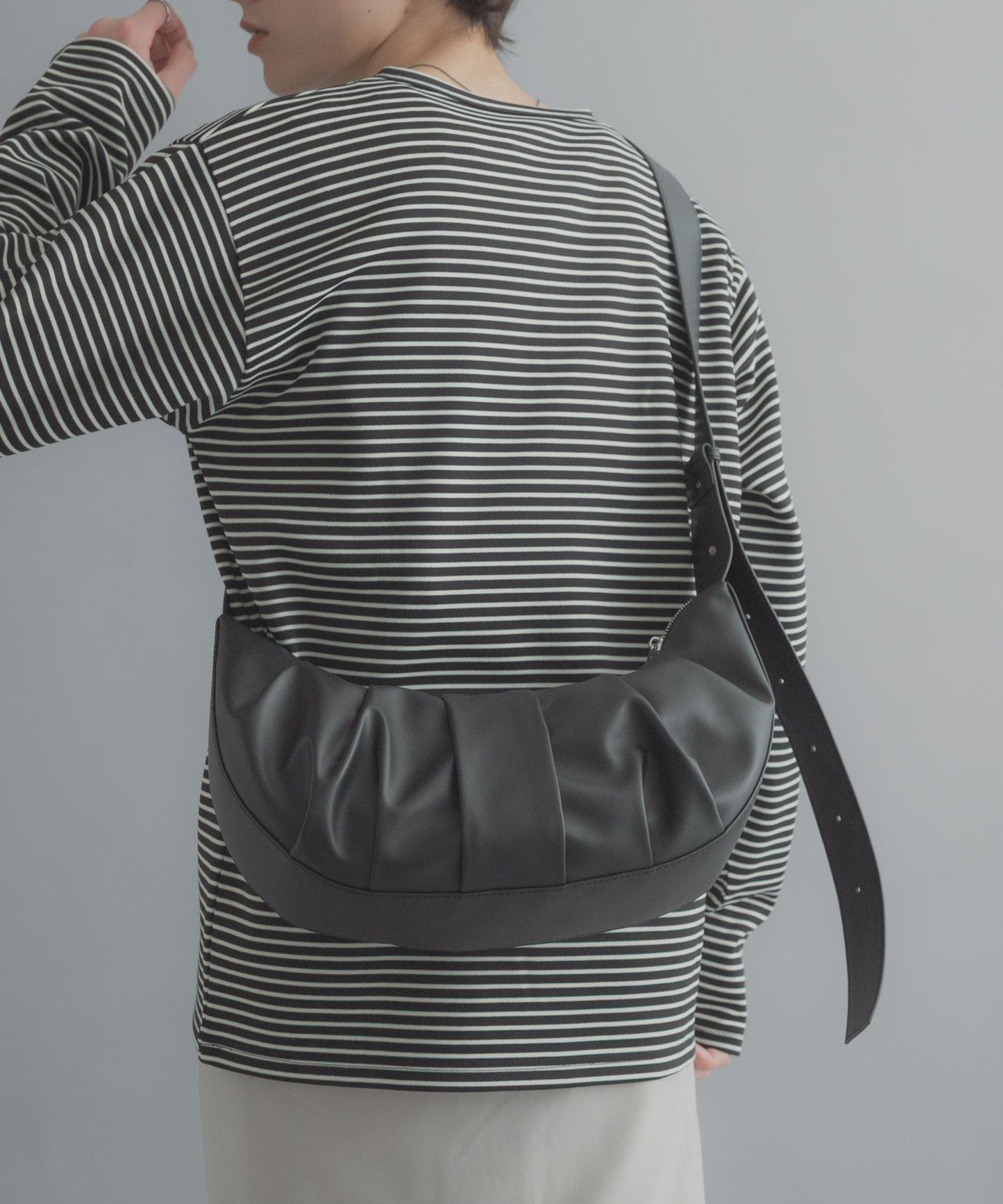 半月造型褶飾單肩包