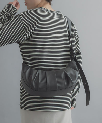 半月造型褶飾單肩包