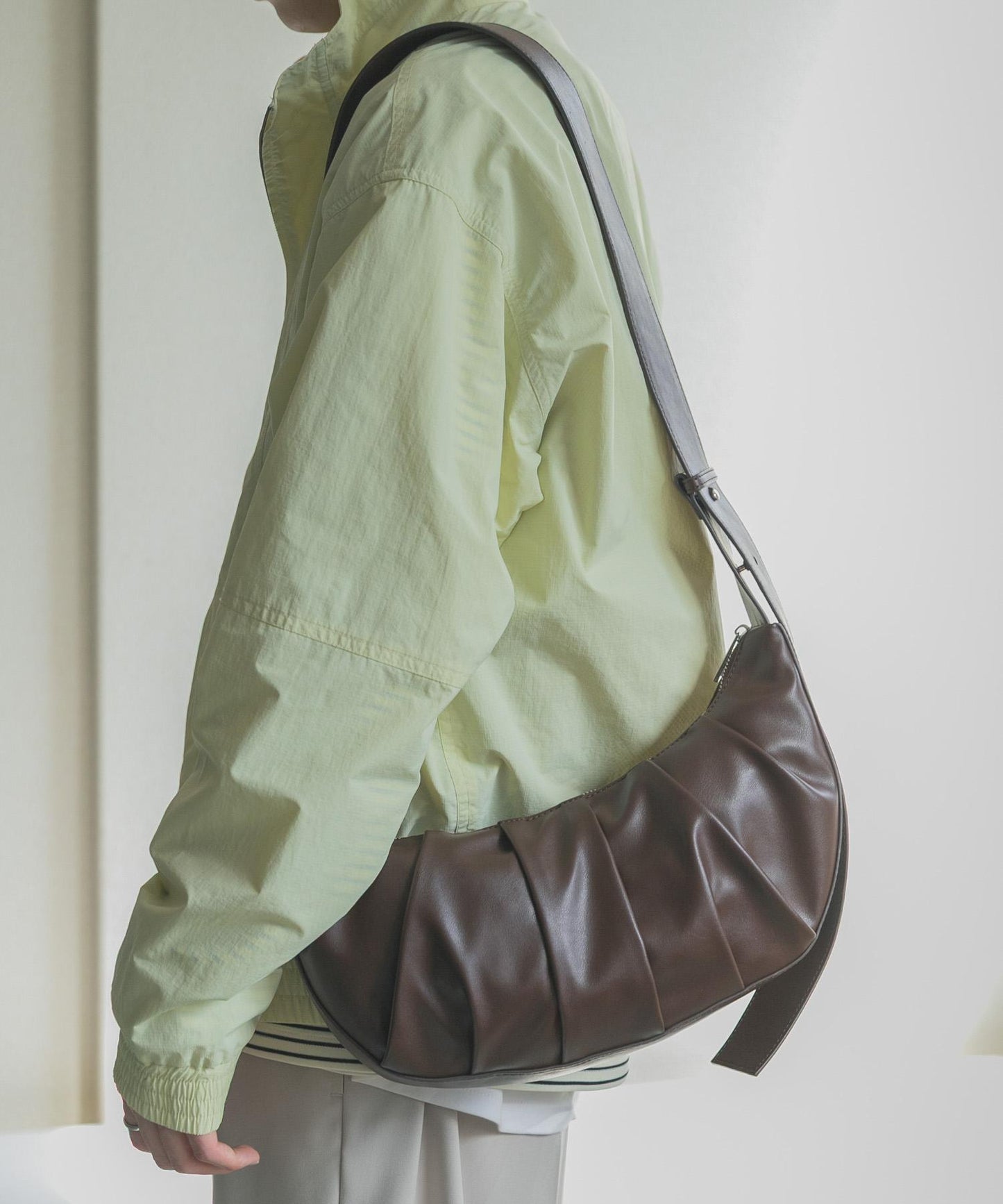 半月造型褶飾單肩包