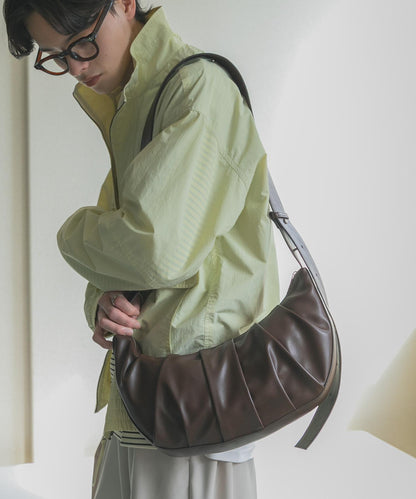 半月造型褶飾單肩包