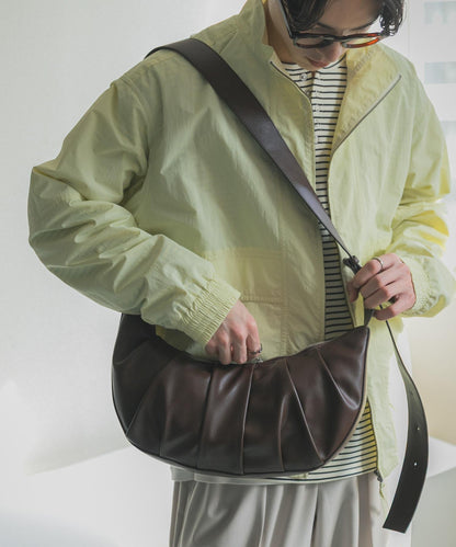 半月造型褶飾單肩包