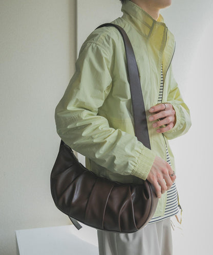 半月造型褶飾單肩包