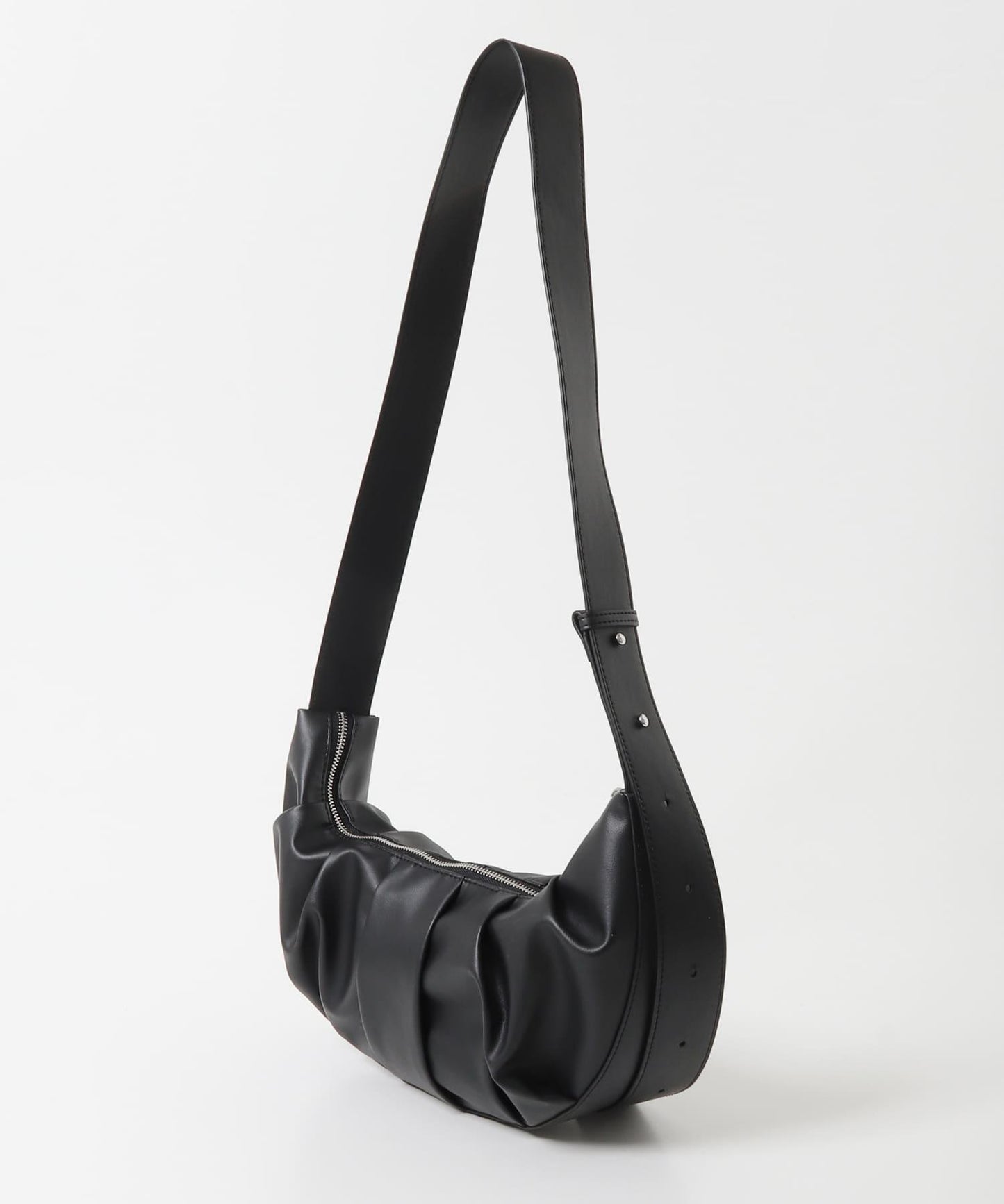 半月造型褶飾單肩包