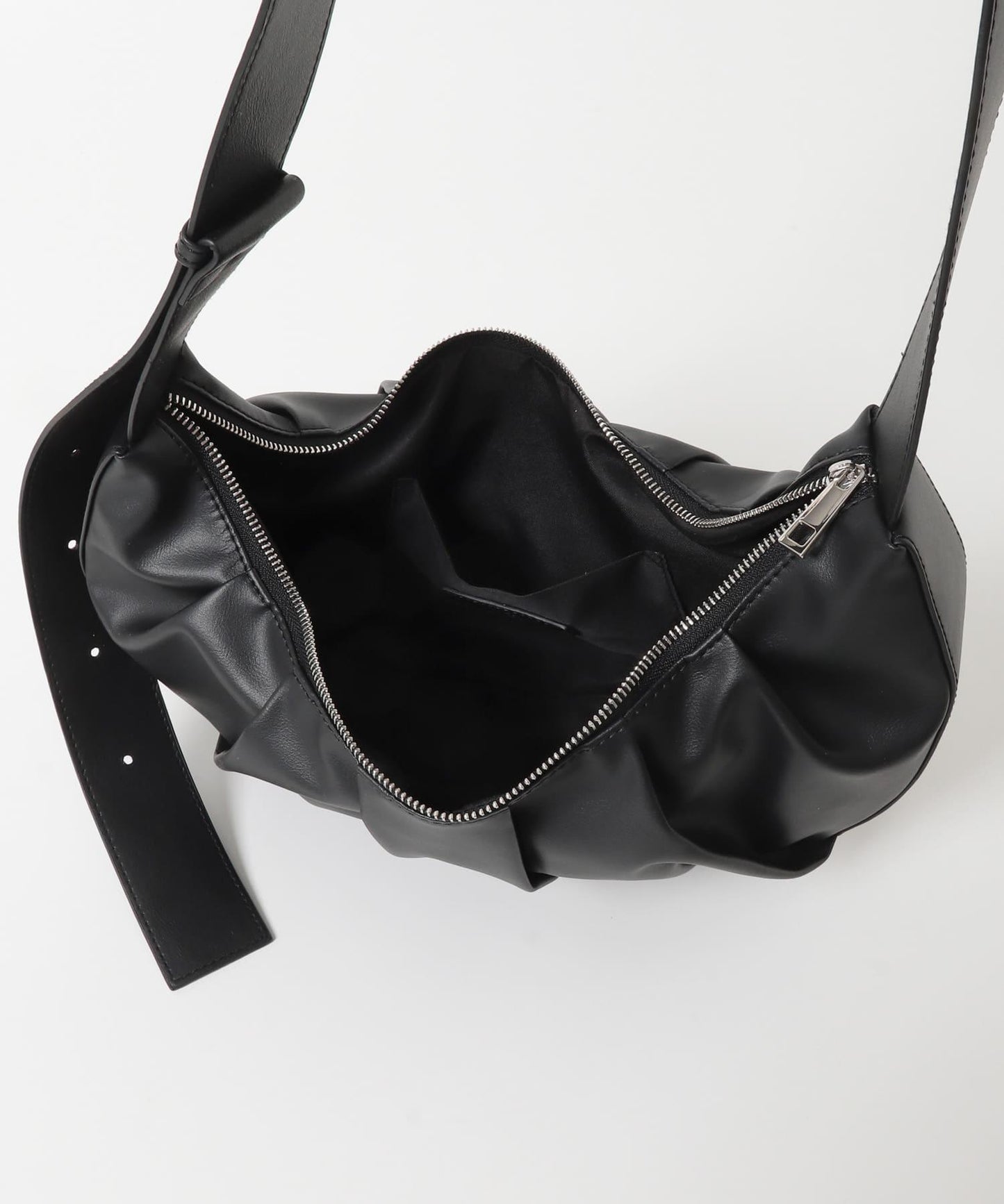 半月造型褶飾單肩包