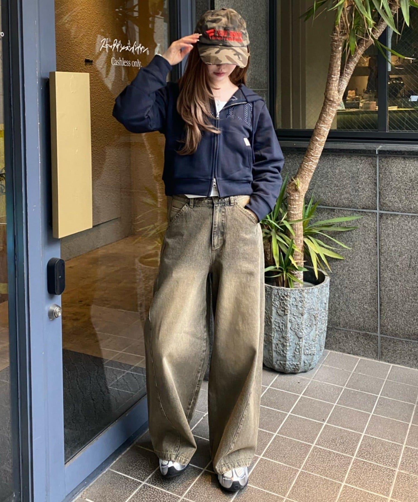 鉚釘設計 闊腿 牛仔面料 牛仔褲