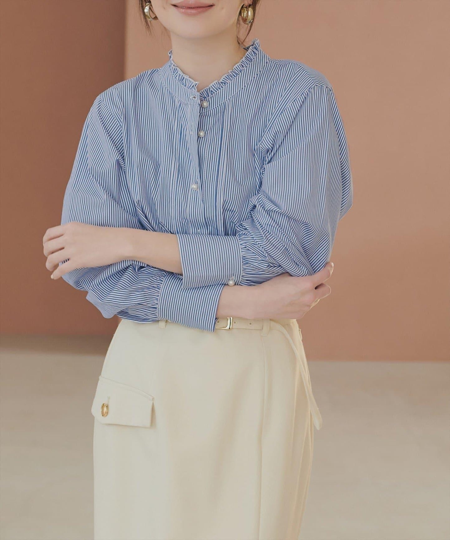 微高領荷葉邊襯衫