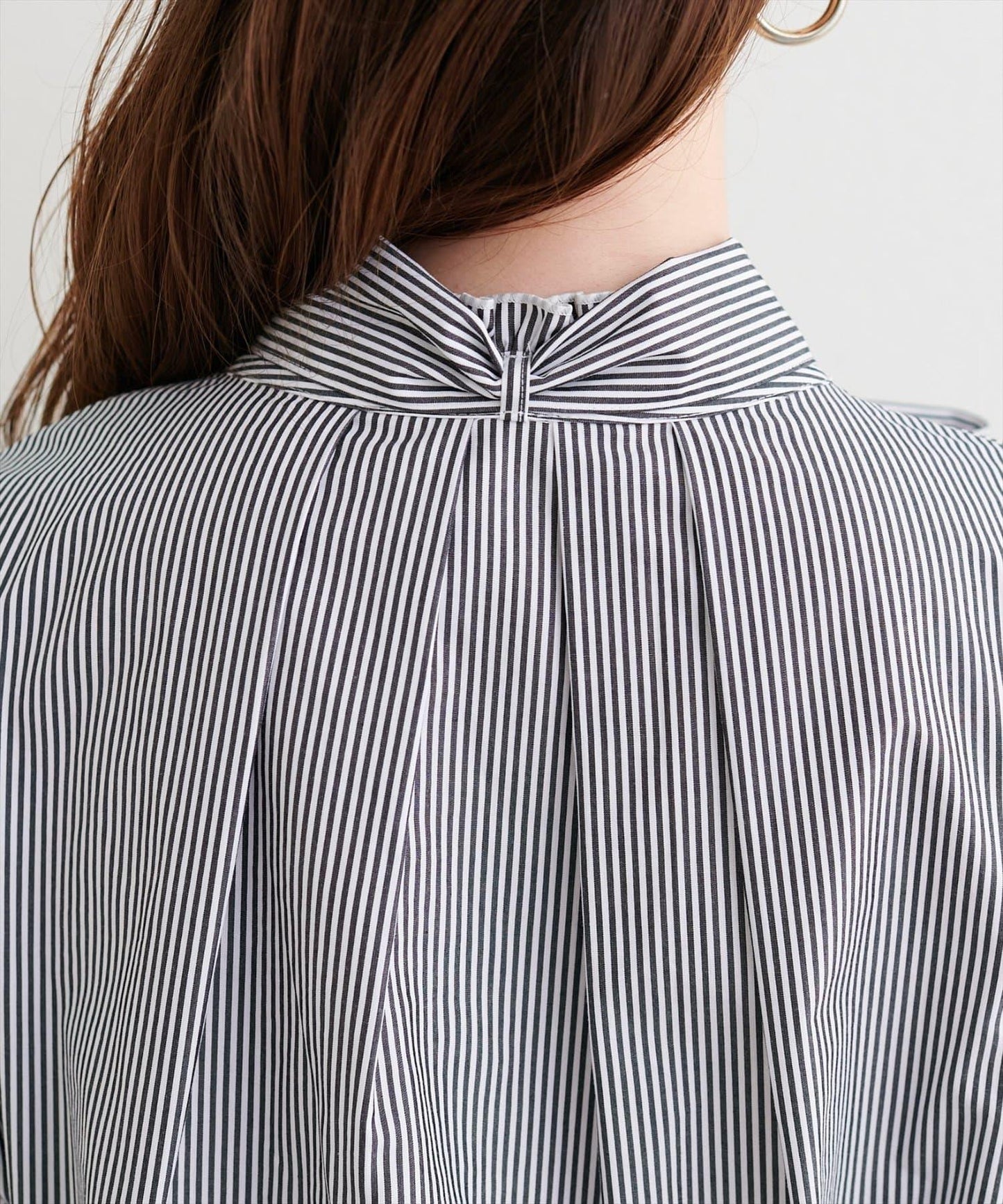 微高領荷葉邊襯衫