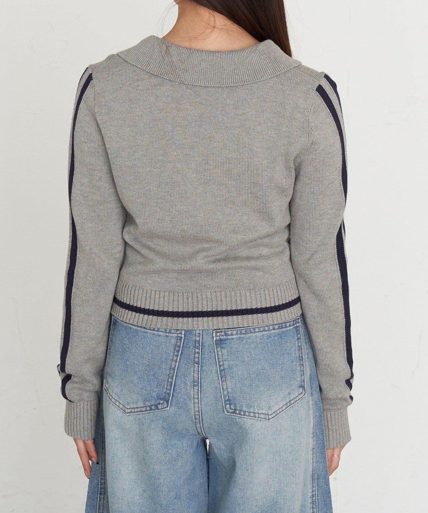 開領線條Logo針織 針織衫