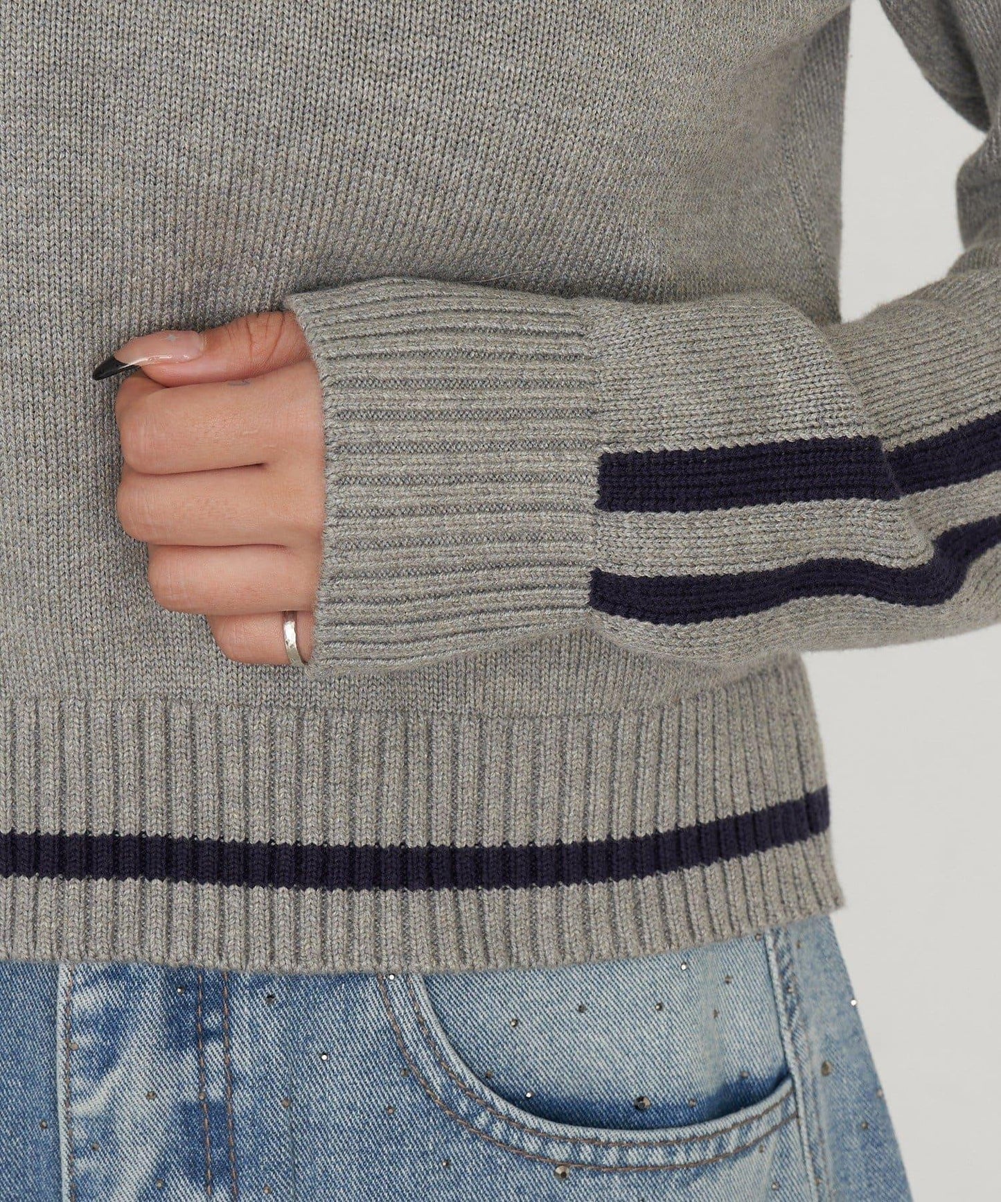 開領線條Logo針織 針織衫