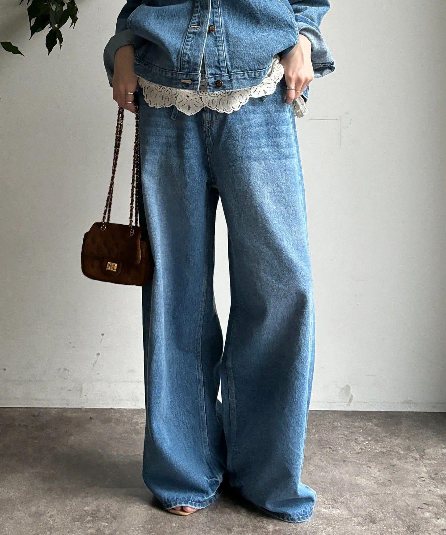 帶腰帶寬鬆牛仔褲