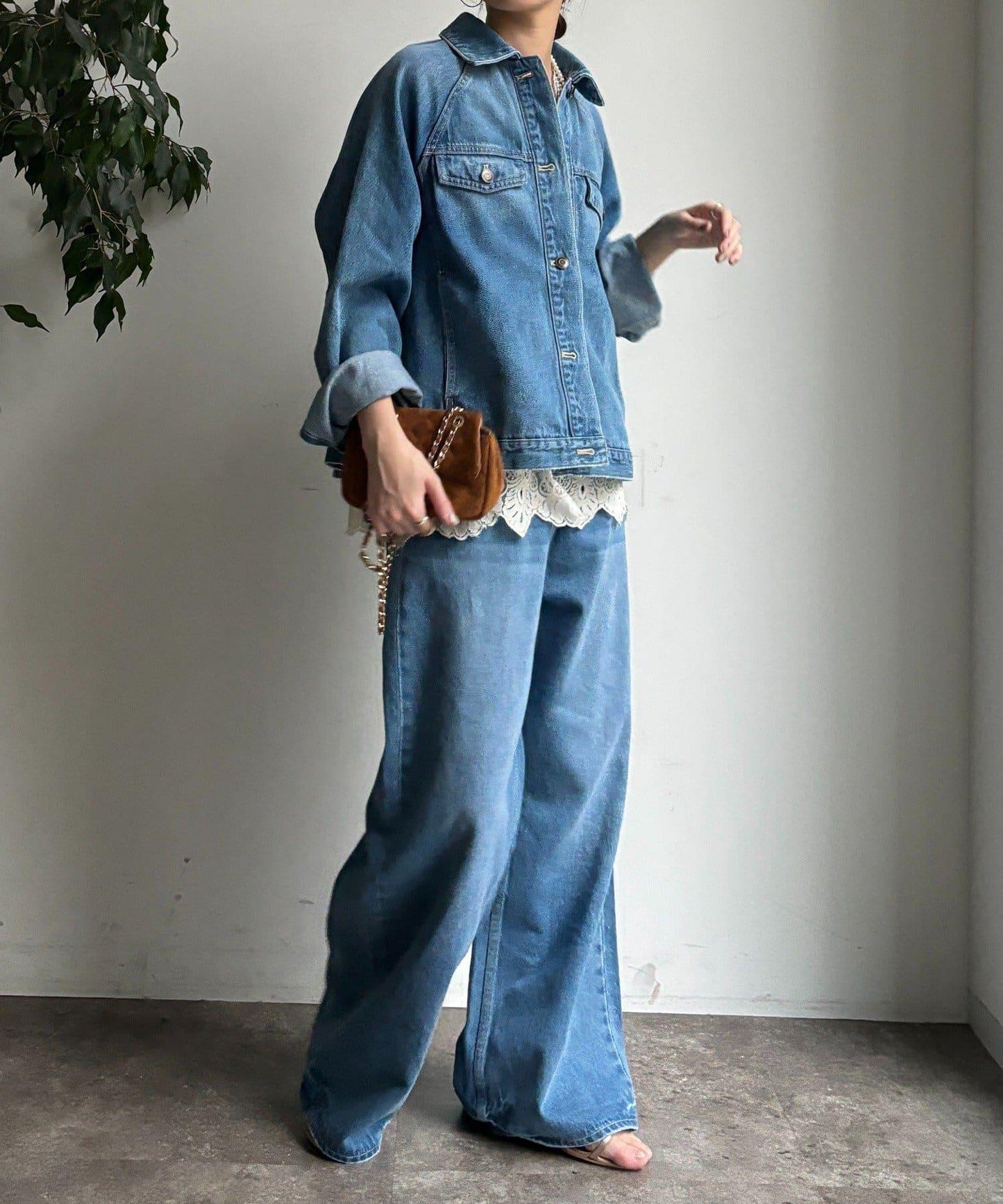 帶腰帶寬鬆牛仔褲